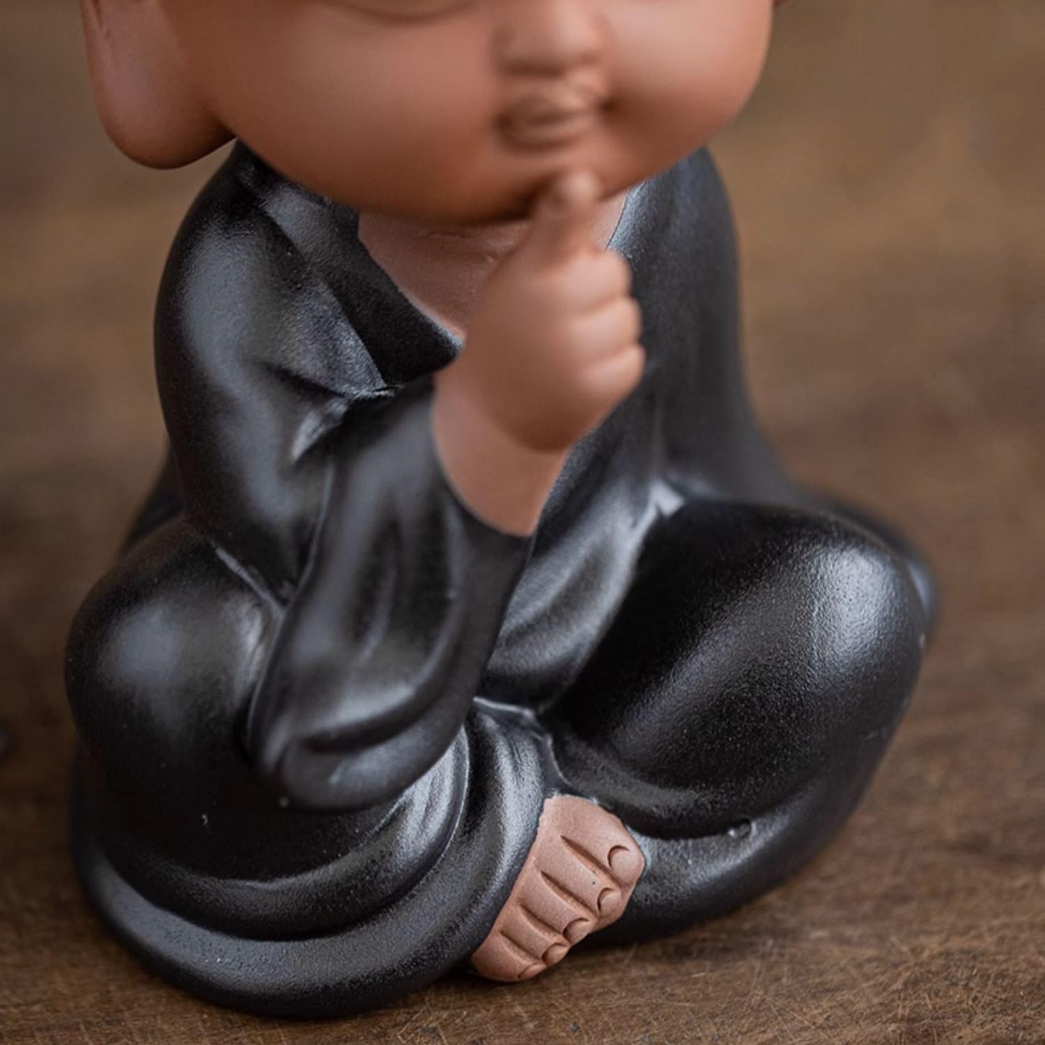 figurki zwierzątek， Zabawna czarna figurka mnicha z ubraniami, fioletowy zestaw do herbaty z gliny, akcesoria, statua, ozdoba na biurko, prezenty(A)