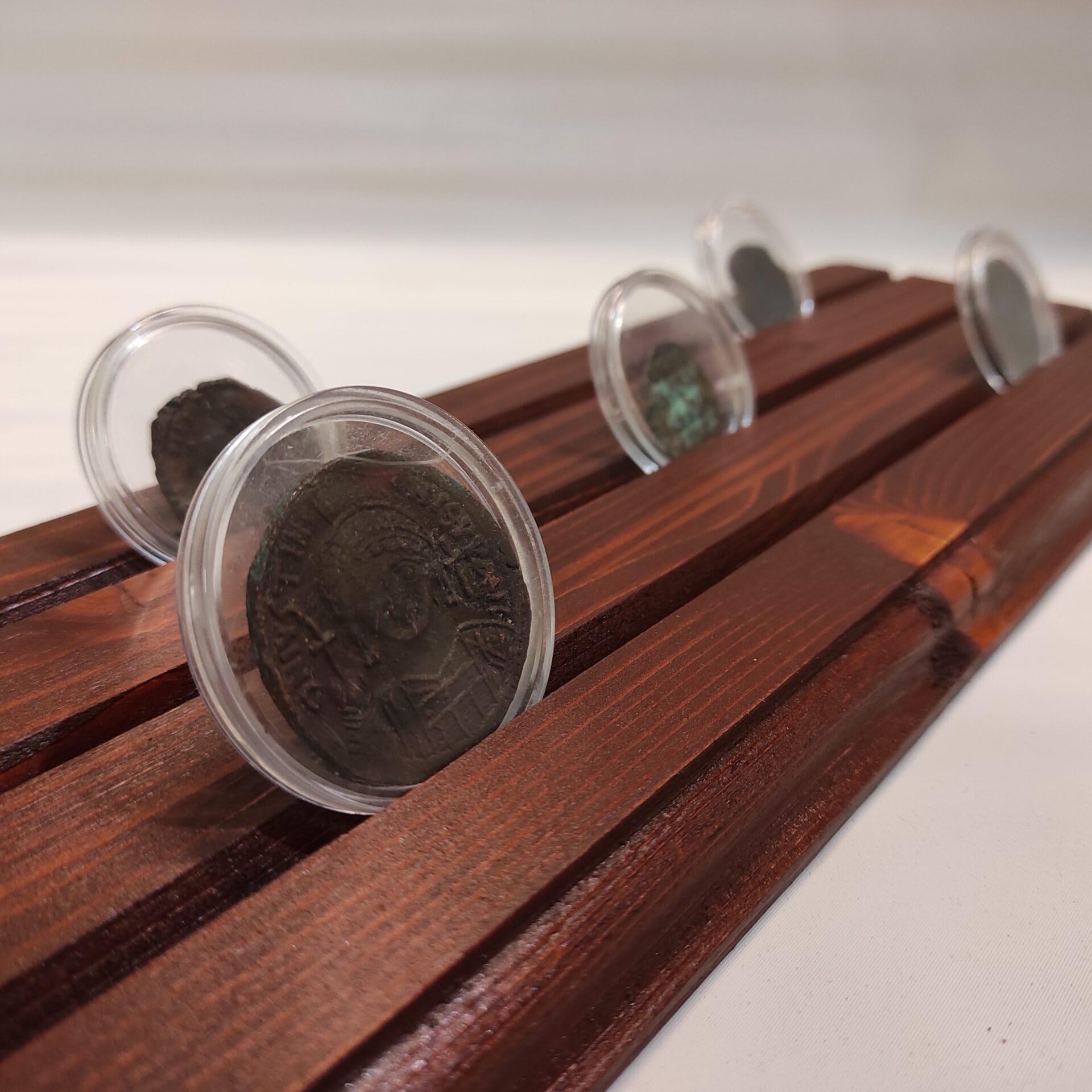 Expositor de Madera Maciza Artesanal para Monedas y Medallas, 3 Filas, Compatible con Cápsulas hasta 41 mm, Soporte de Mesa para Coleccionistas