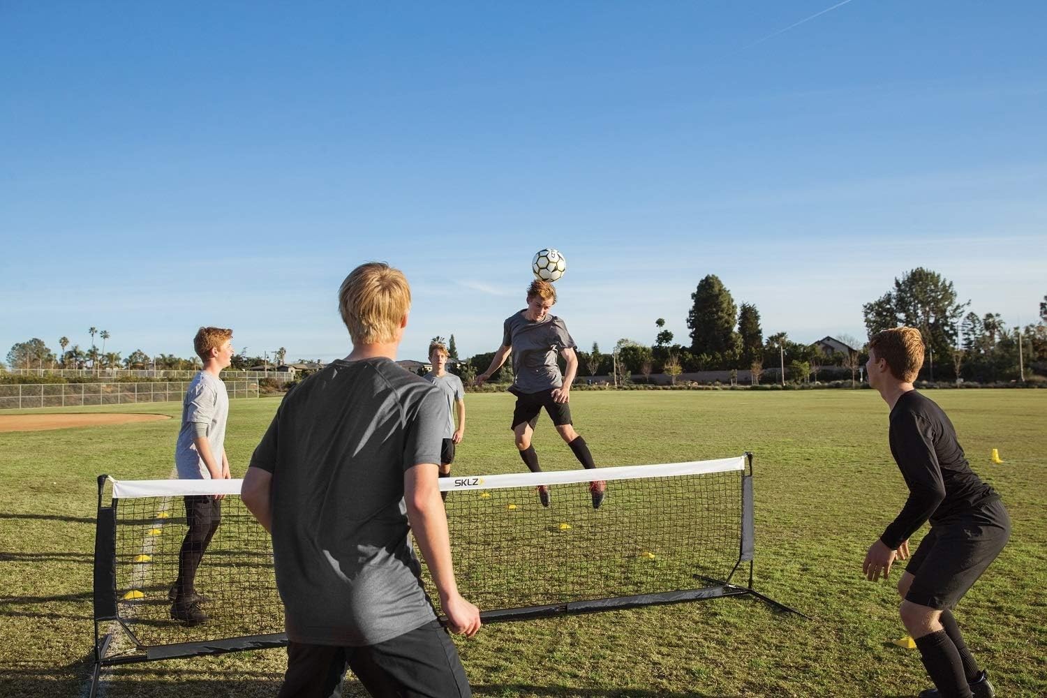 SKLZ Rete da Volley per Calcio,Strumento di Allenamento Divertente e Efficace,Rete Larga 365 cm,Altezza Regolabile 61-91 cm,Ideale per Migliorare Controllo e Tecnica,Colore Alta visibilità - Blu
