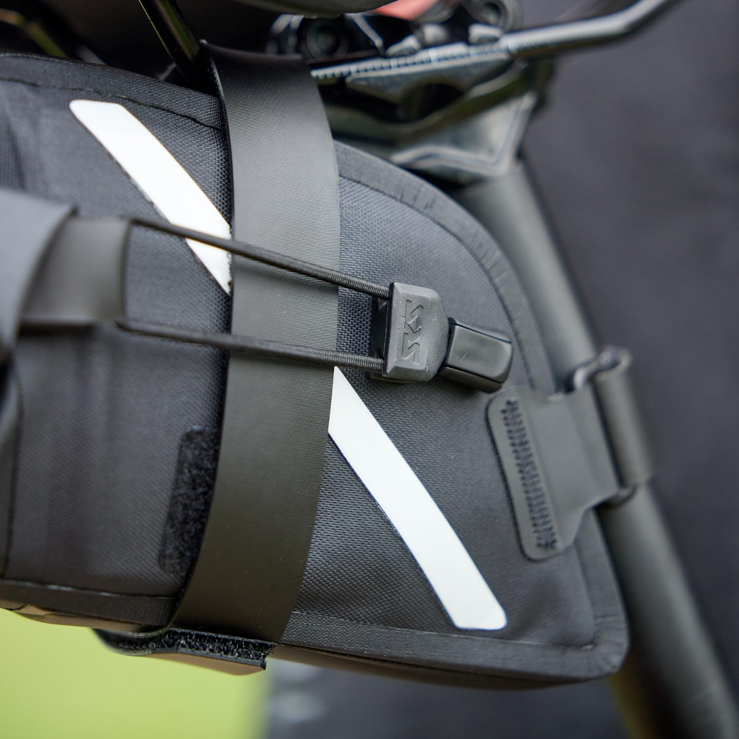 SKS GERMANY Trail Saddle Bag L torba podsiodłowa na rowery (torba rowerowa, odporna na rozpryskiwanie, zamknięcie na rolce, dla rowerzystów górskich i grawitacyjnych, odblaskowe uchwyty), czarna | Torba rowerowa, odporna na rozpryskiwanie, zamknięcie na r