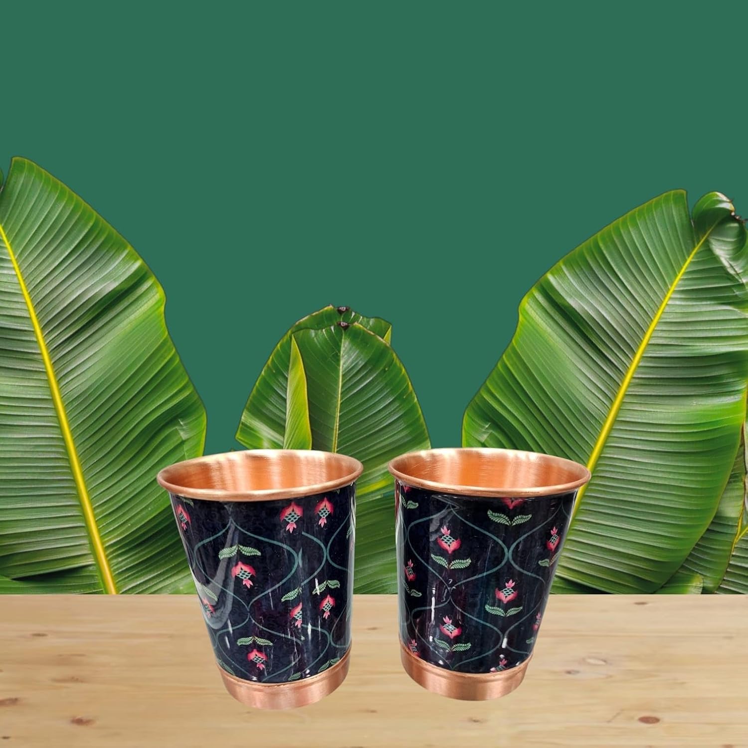 Bouteille d'eau en cuivre avec 2 verres bleus à motif floral gravé - Coffret cadeau - Bienfaits ayurvédiques pour la santé - Bouteille incurvée de 930 ml avec verre de 290 ml