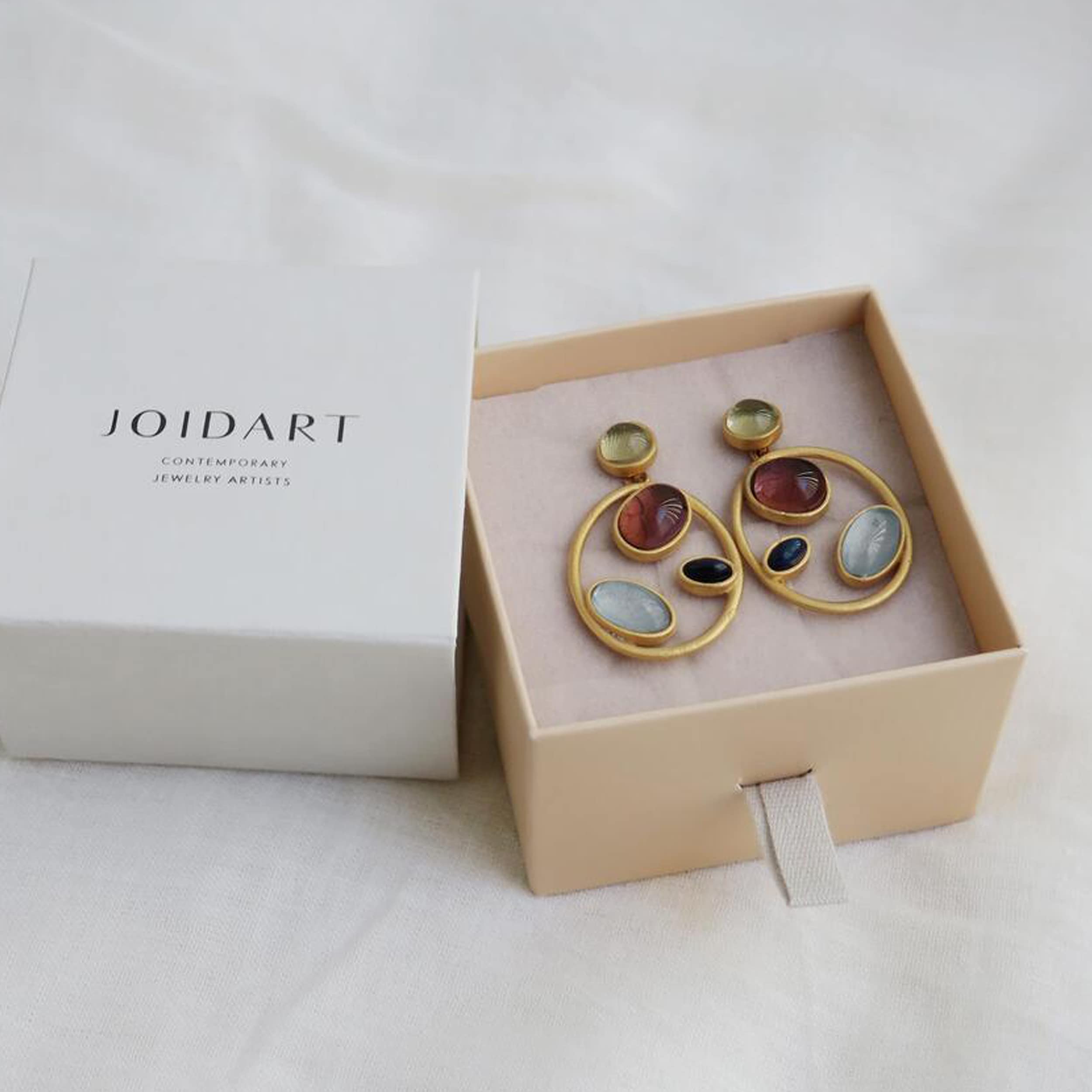 PENDIENTES DORADOS ALEGRIA | Diseñado por Carme Fàbregas | Colección Alegria | Cristal de Murano | En tonos azules, rosas y tierra