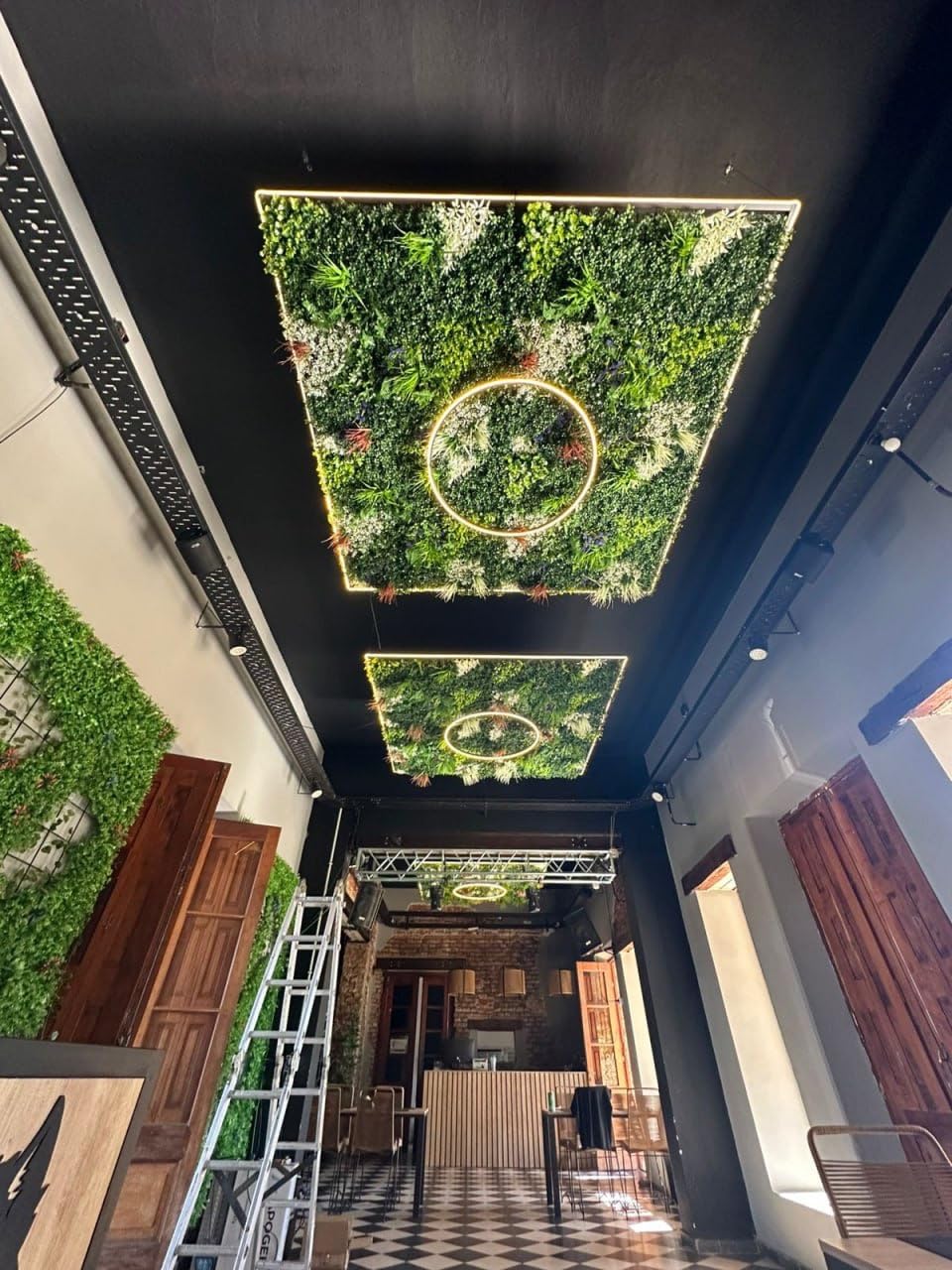 Jardín Vertical Artificial Exterior e Interior | Muro Vegetal Artificial 100 x 100 cm (1m²) | Protección UV | Diseño Moderno | Hiedra Tropical | Planta Decorativa Pared
