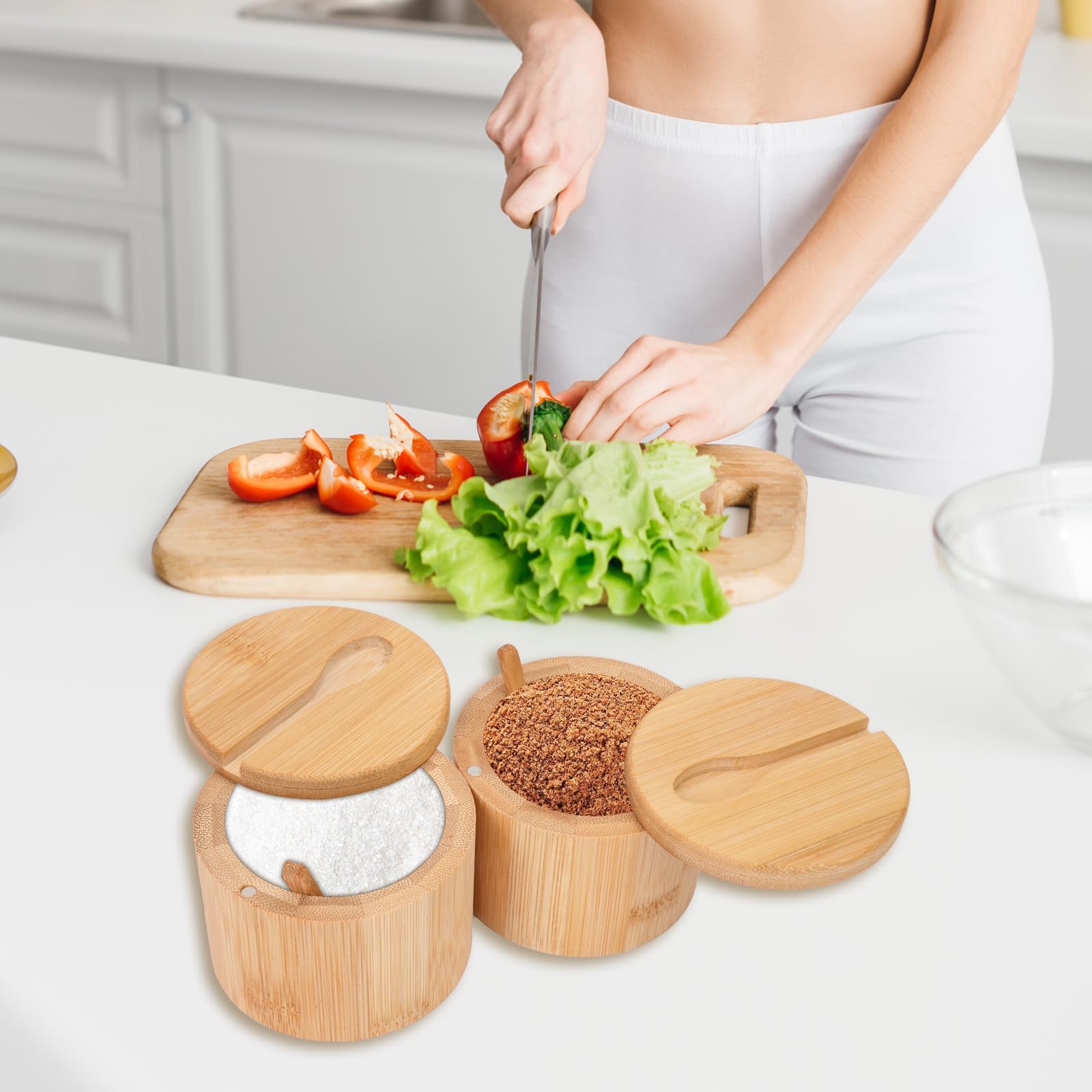 2 saleros con tapa y cuchara, recipiente de sal de madera para cocina, olla magnética pequeña, barril de sal, salero de bambú con etiqueta adhesiva, almacenamiento de sal y azúcar