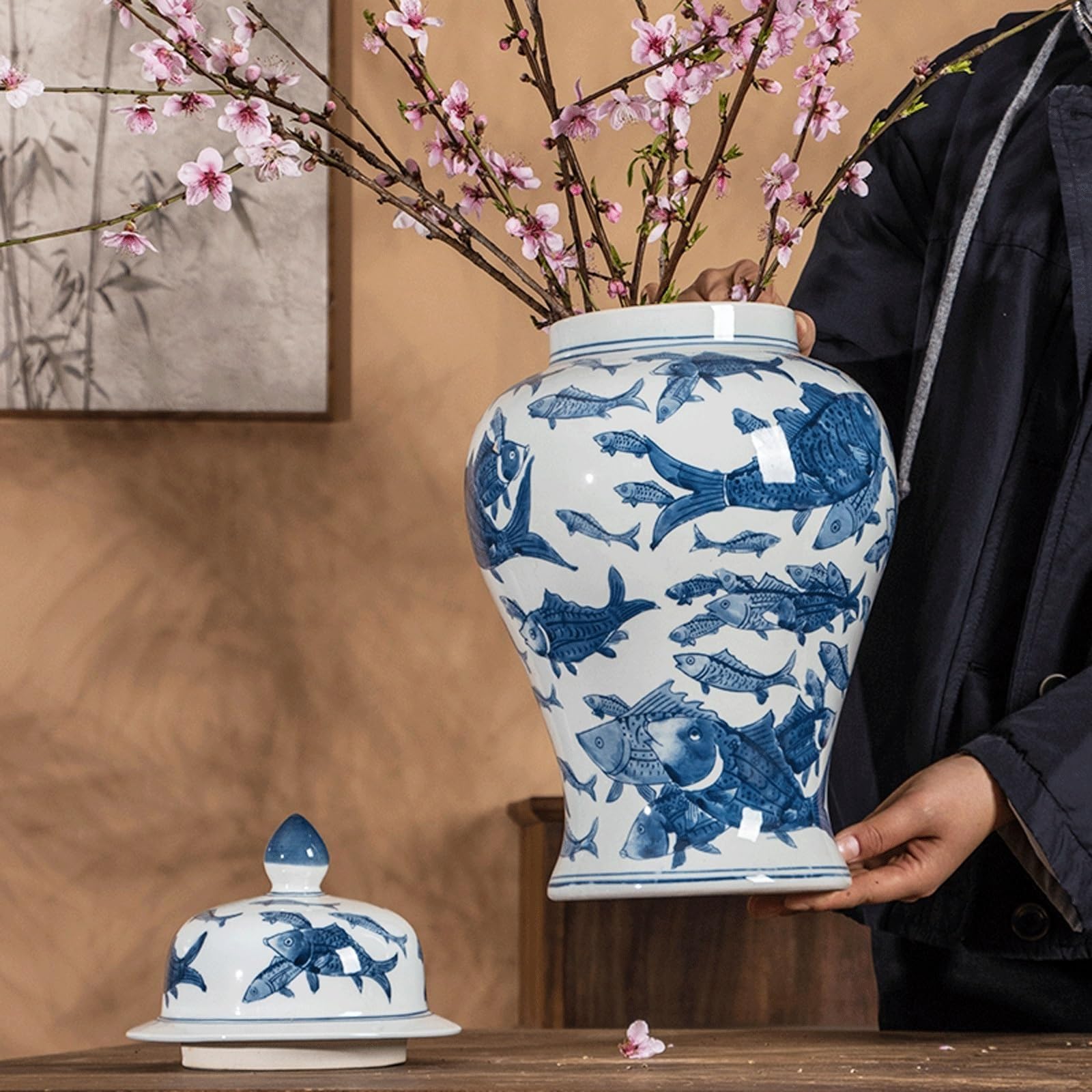 EYPKPL Tempelglas Jingdezhen-Keramikvase Blaues und weißes Porzellan-Fisch-Ingwer-Glas mit Deckel Chinesisches handbemaltes orientalisches dekoratives Glas(16.5x42.5cm)