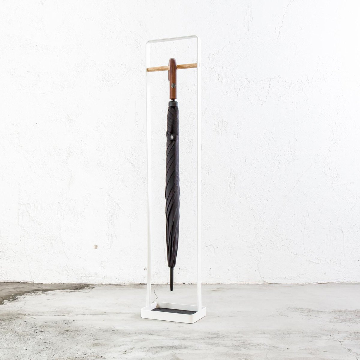 Amazon｜b2c アンブレラハンガー ウッドタイプ（フレーム：ホワイト