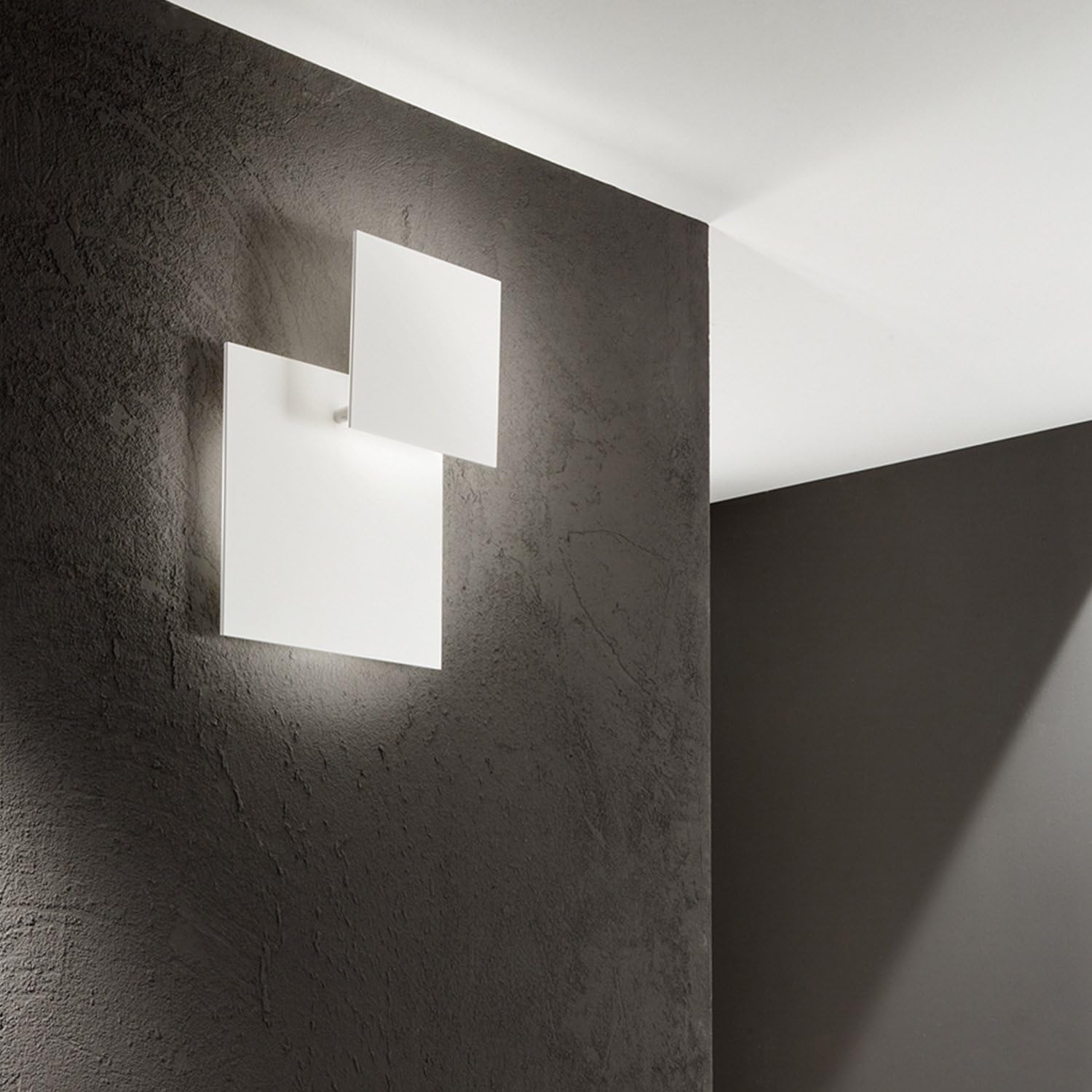 Lampada da parete a LED orientabile bianco opaco 48 W, design moderno in metallo e alluminio con diffusore in acrilico satinato di Perenz.