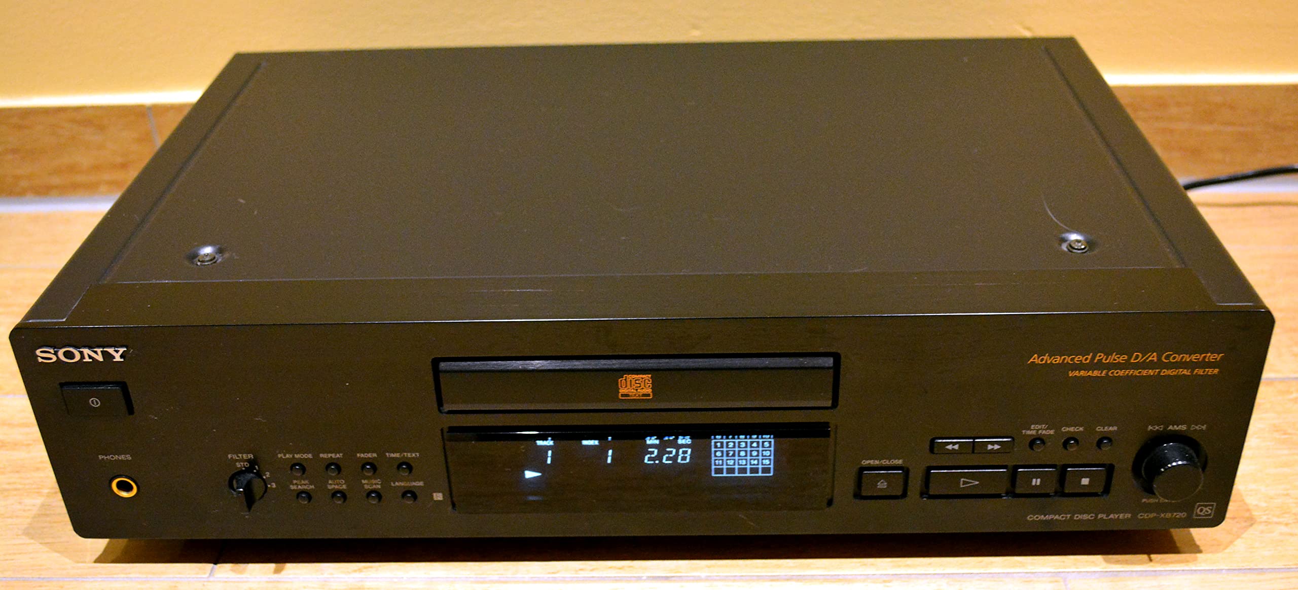 Sony XB720 CD-Player Schwarz mit AUX-Anschluss für Lautsprecher und Kopfhörer, unterstützt PCM, tragbar, enthält MP3-Player, 2 Kanäle, Gehäuse, 3,5 mm Klinke und Buchse