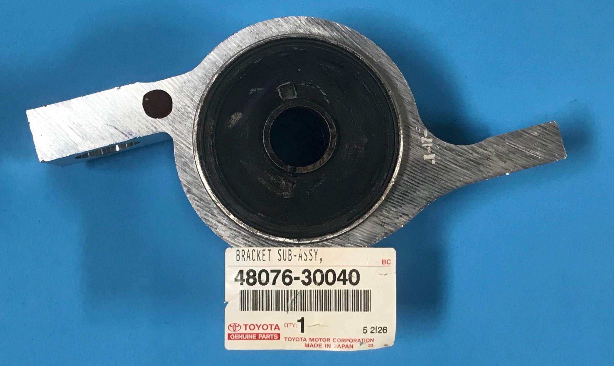 Amazon | TOYOTA (トヨタ) 純正部品 ロワーアーム ブラケットSUB-ASSY