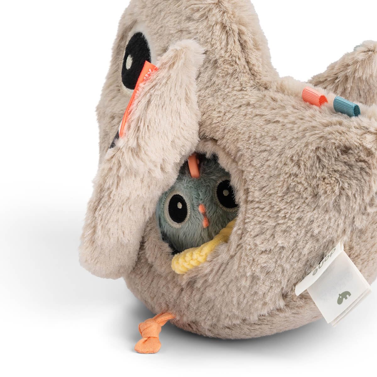 Done by Deer Juego de Ocultación y Descubrimiento – Clucky – Arena | Juego Sensorial y de Motricidad para Bebés a Partir de 6 Meses | Con Pollitos, Espejo y Mordedor | Fomenta la Motricidad Fina y la
