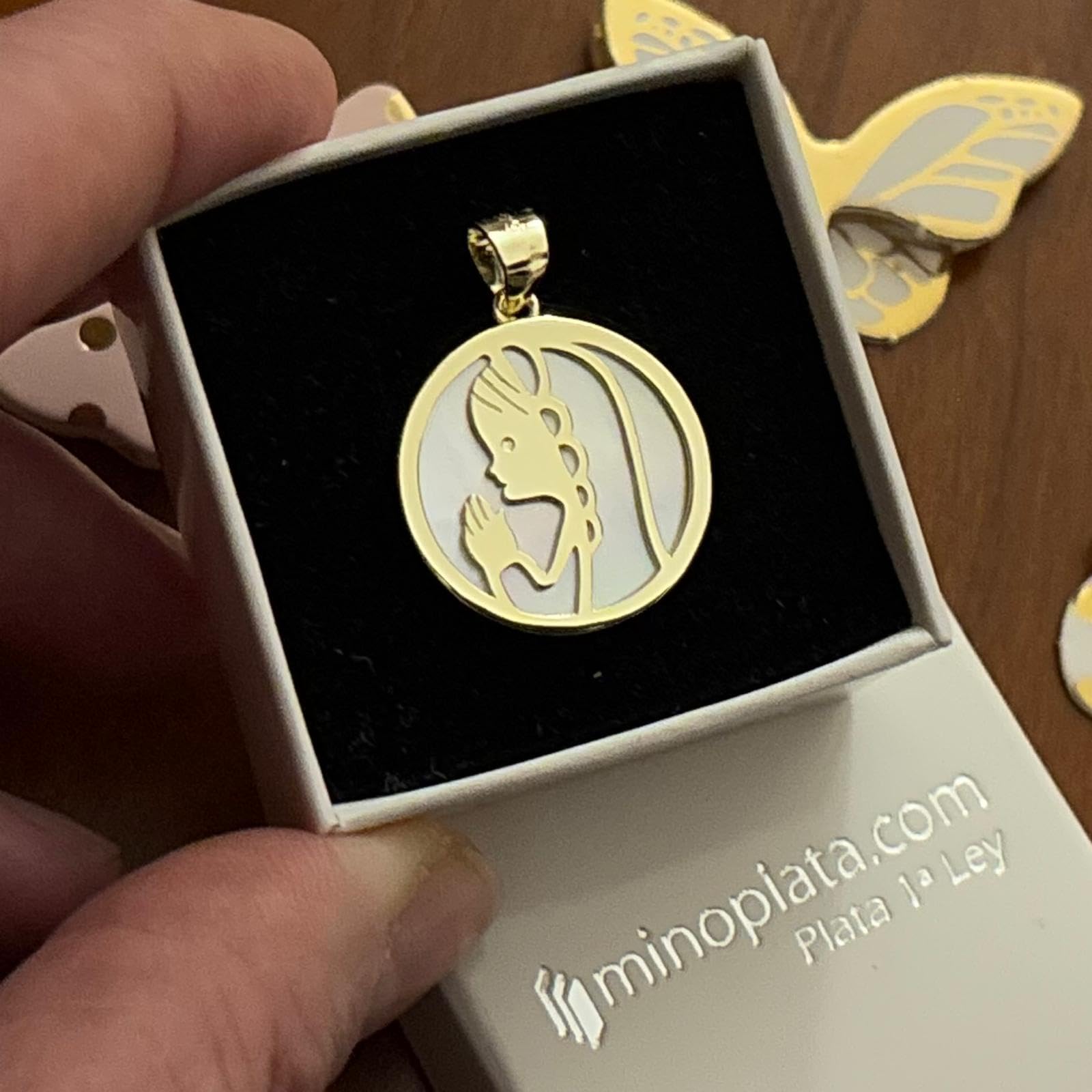 Medalla Primera Comunión Virgen Niña de Plata de ley bañada en Oro con Nácar 20mm