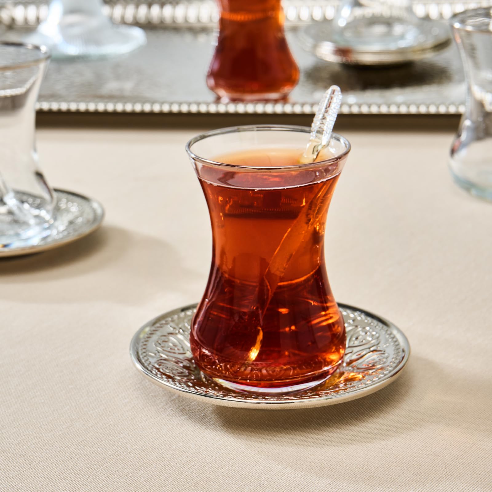 Karaca Deniz Türkische Teetassen 19er Set, Türkische Teegläser Tassen und Untertassen für 6 Personen, inklusive Tablett, Untertassen, Teelöffel, 130ml