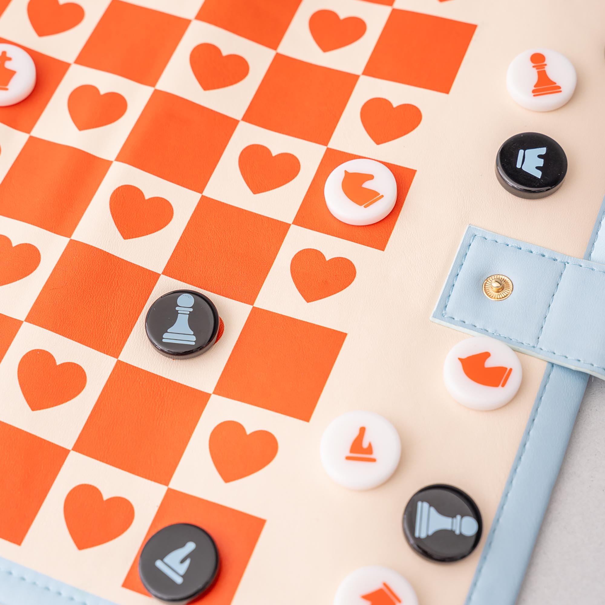 ban.do Niedliche Reisespiele für Erwachsene, Schach/Dame/Backgammon | 3-in-1 kleine tragbare Brettspiele, Kunstleder-Aktivitätsrolle mit Kunststoffteilen und Reißverschlusstasche für unterwegs