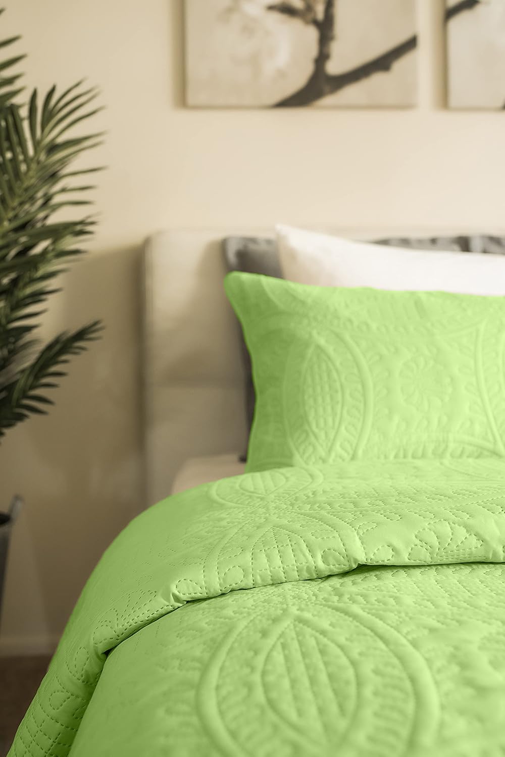 Tomatillo Green King Microfiber Comforter Set with Pillow Shams