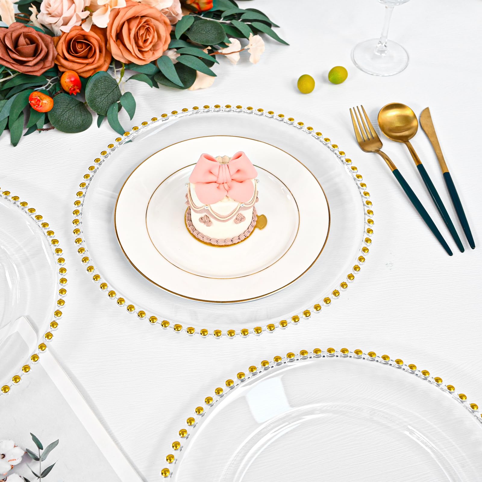 Lot de 24 assiettes rondes transparentes avec bord perlé - Assiettes de service décoratives en plastique acrylique de 33 cm pour fête de mariage, événement, table de cuisine (doré)