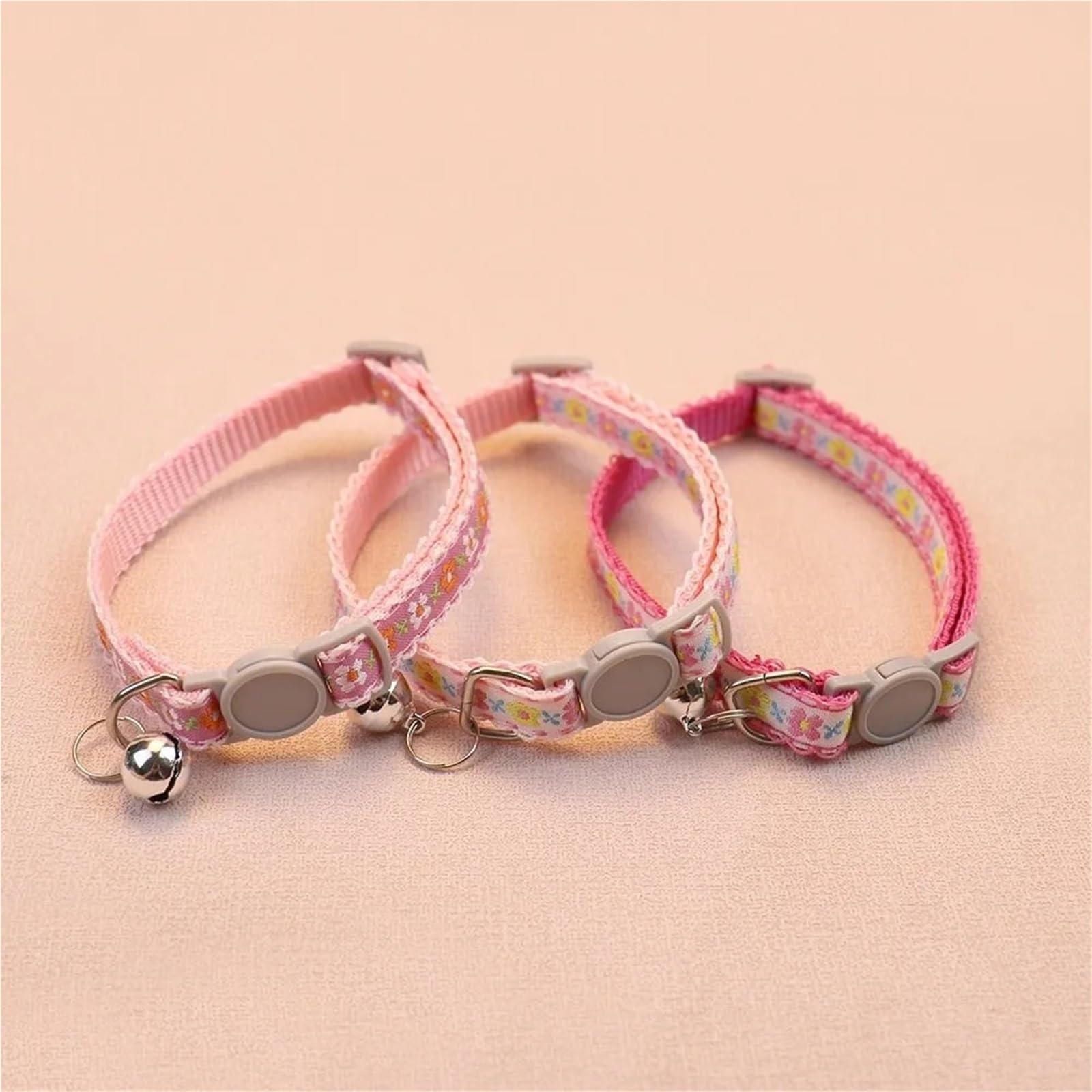 Exquisite floral bestickte Katzenhalsbänder, niedliches Spitzenhalsband for Haustiere mit verstellbarem Glöckchen(Color5)