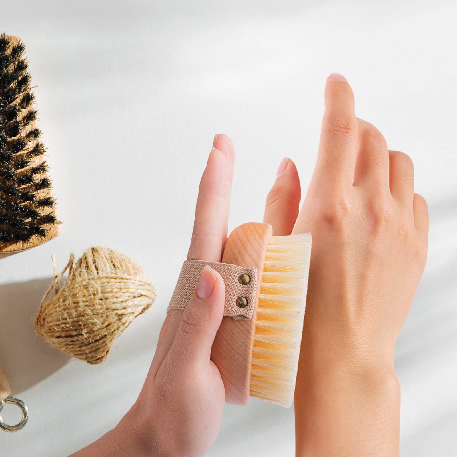 Pędzel do mycia ciała Premium Wood Wet and Dry Brush do łatwego przenoszenia Szczotka do ciała Miękka złuszczająca i złuszczająca Martwa Skóra Cells i Cellulit, Leaving Skin Soft and Radiant