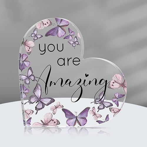 Yulejo Regalo inspirador con texto en inglés You Are Amazing Gift con forma de corazón de acrílico con mariposas rústicas, centro de mesa, mesa,
