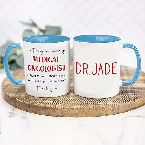 Miniatura 3 de Taza de café personalizada para médico de pacientes, amigos de la familia, regalos para médico, un oncólogo verdaderamente médico es difícil de