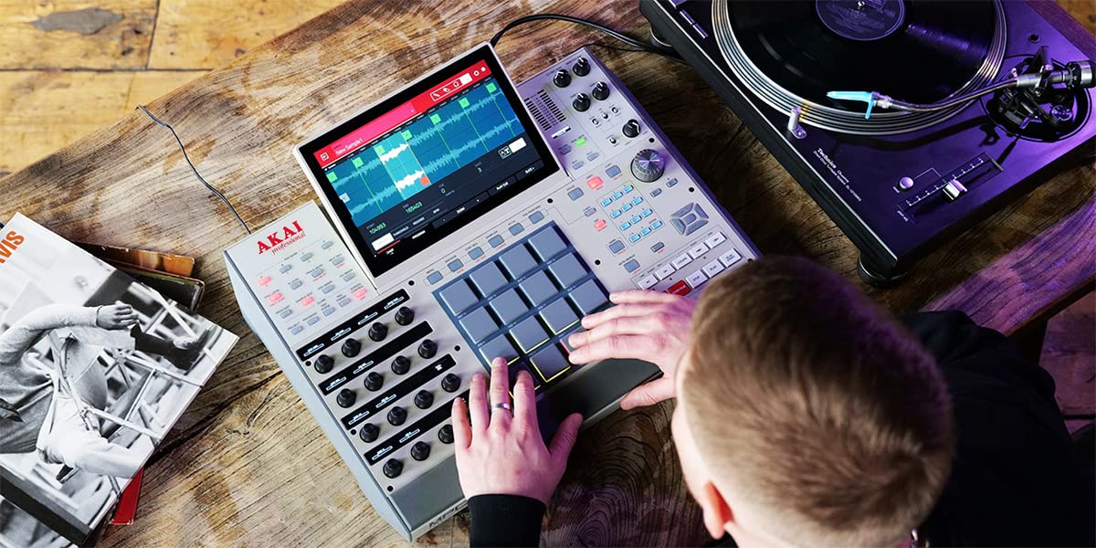 Akai Professional MPC X SE - Station de Production Autonome et Beat Maker avec Écran Tactile 10.1", Pads de Batterie, Synth Engines, 48 Go de Stockage et Intégration Native Instruments