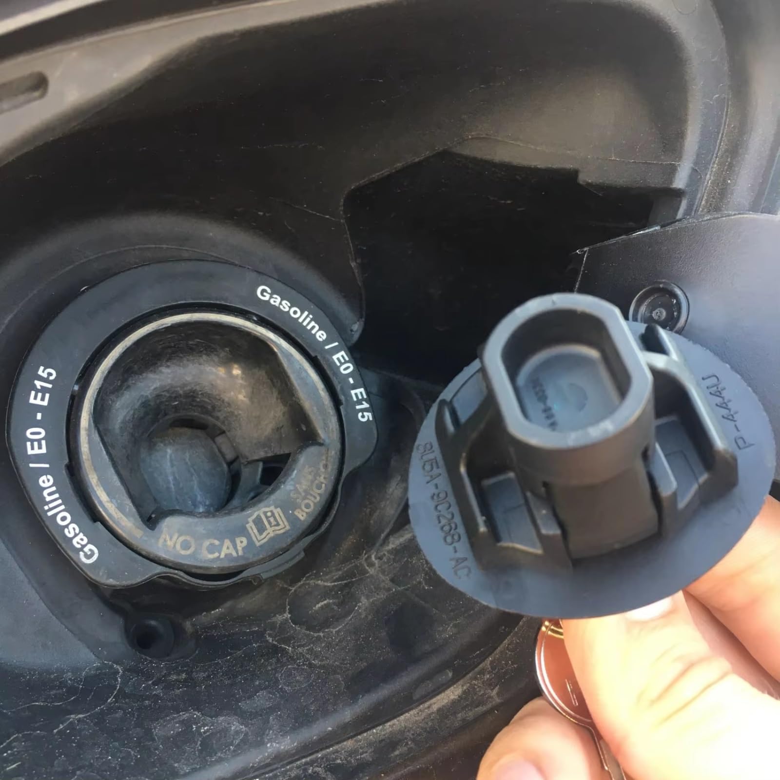 Tappo del Serbatoio di Ricambio Compatibile con Edge 2011-2014 per Escape 2009-2012 8U5Z-9C268-B Parti di Ricambio per bocchettone di riempimento del Serbatoio del Carburante per Auto