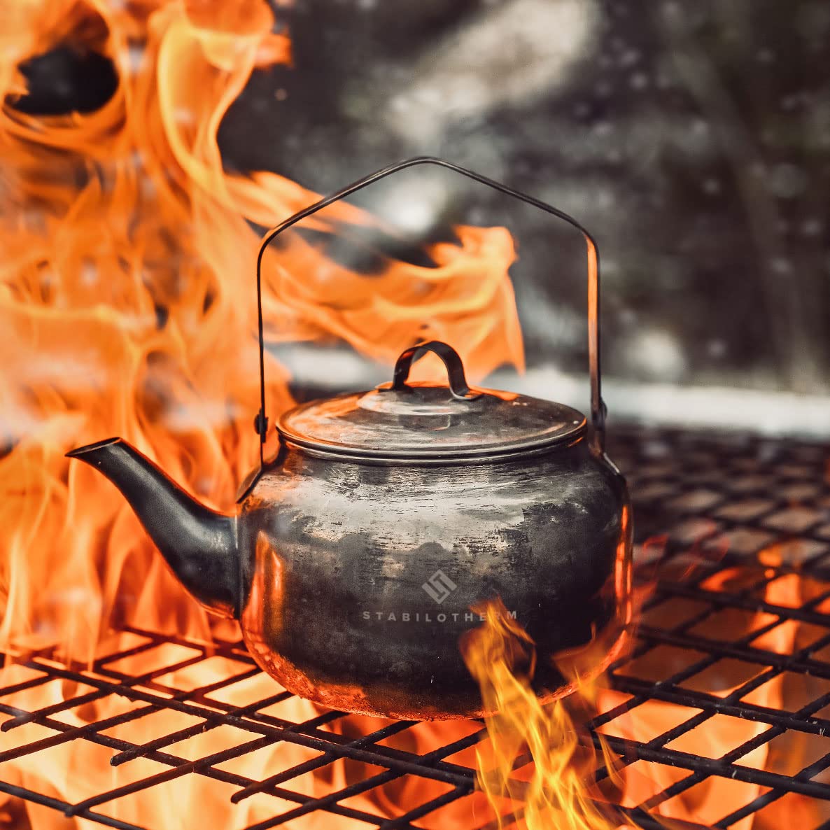 STABILOTHERM Edelstahl Outdoor-Kaffeekessel 2 Liter I ideal für Lagerfeuer & Grill – Teekessel Wasserkessel Teekanne Wasserkanne Kochgeschirr – ideal für Outdoor Camping Wandern Reisen Picknick