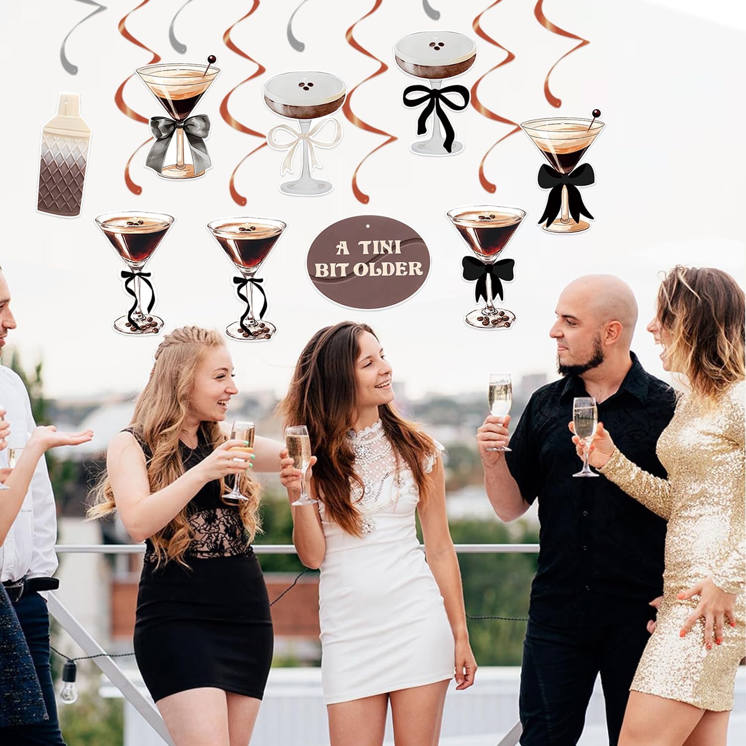 A Tiny Bit Older Party-Hintergrund – Martini-Motto, 240x180 Cm – Mit Schleifen- & Weinglas-Design – Für Geburtstag, Hochzeit & Junggesellinnenabschied
