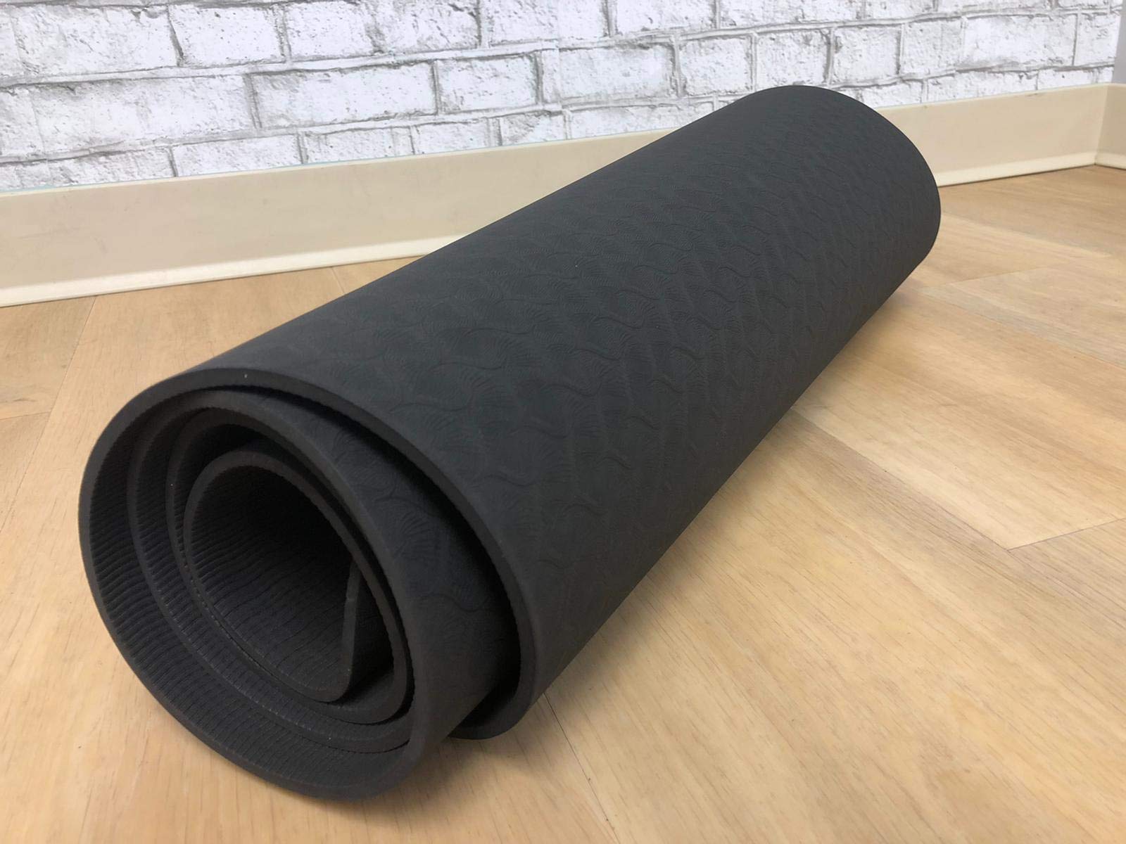 Yoga Mat - Multipurpose Yoga Mat for Men and Women - Thick Yoga Mat for Home and Gym Training - Workout Mat for Yoga, Pilates, Fitness - Comfortable and Soft - 6' x 2