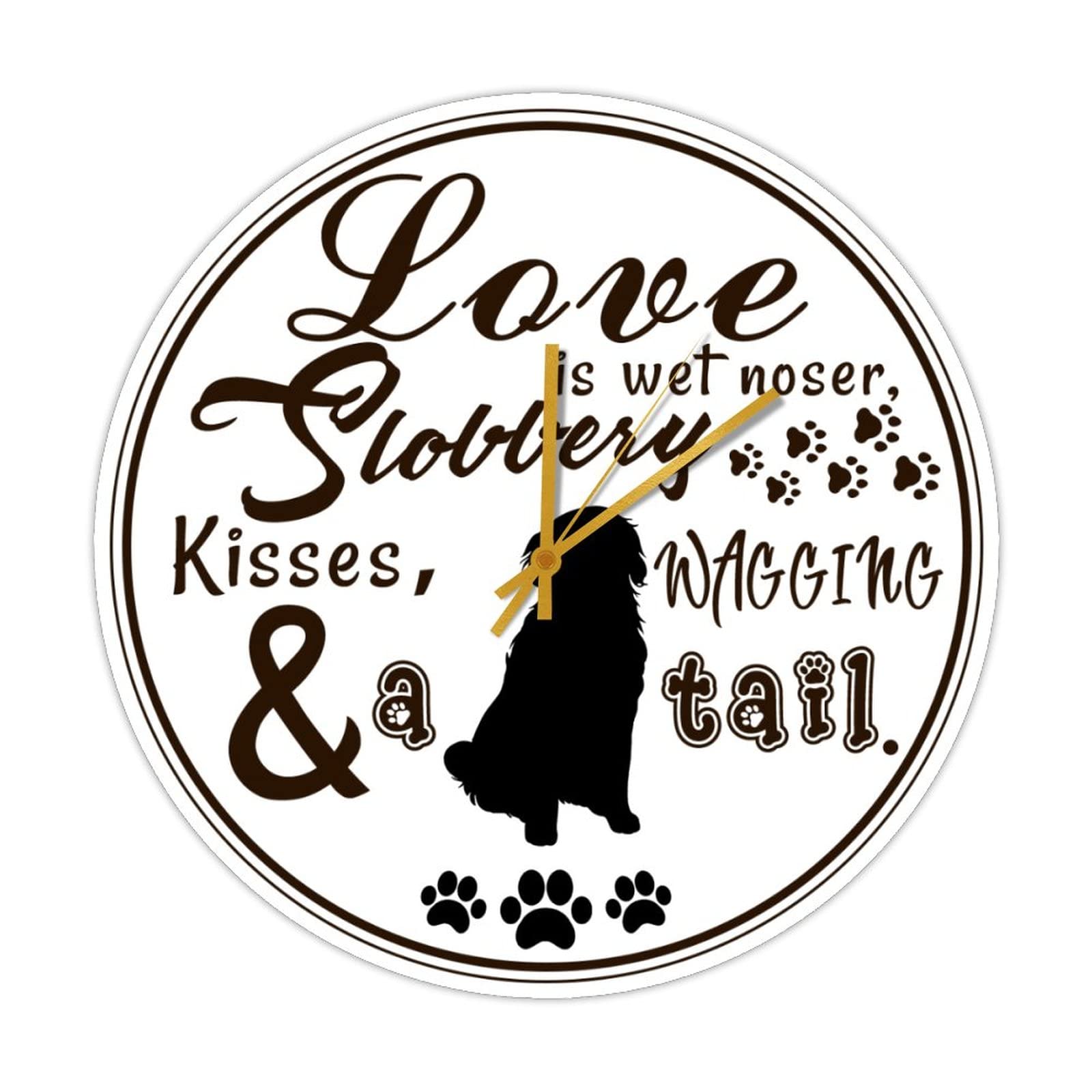 Horloge ronde en bois pour cuisine et salon créant une ambiance de maison de ferme chaleureuse