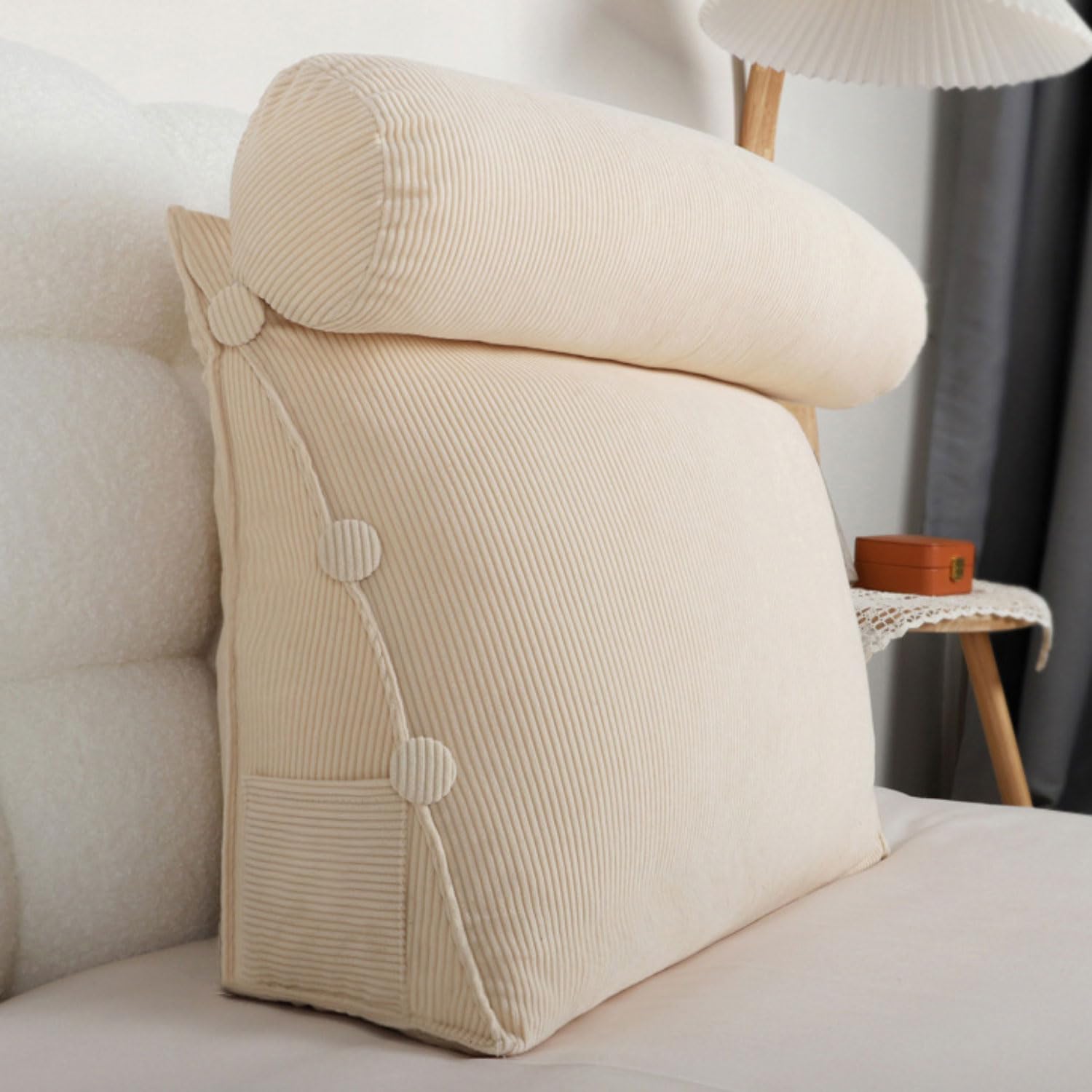 Coussin lombaire triangulaire en velours offrant un soutien ergonomique du dos