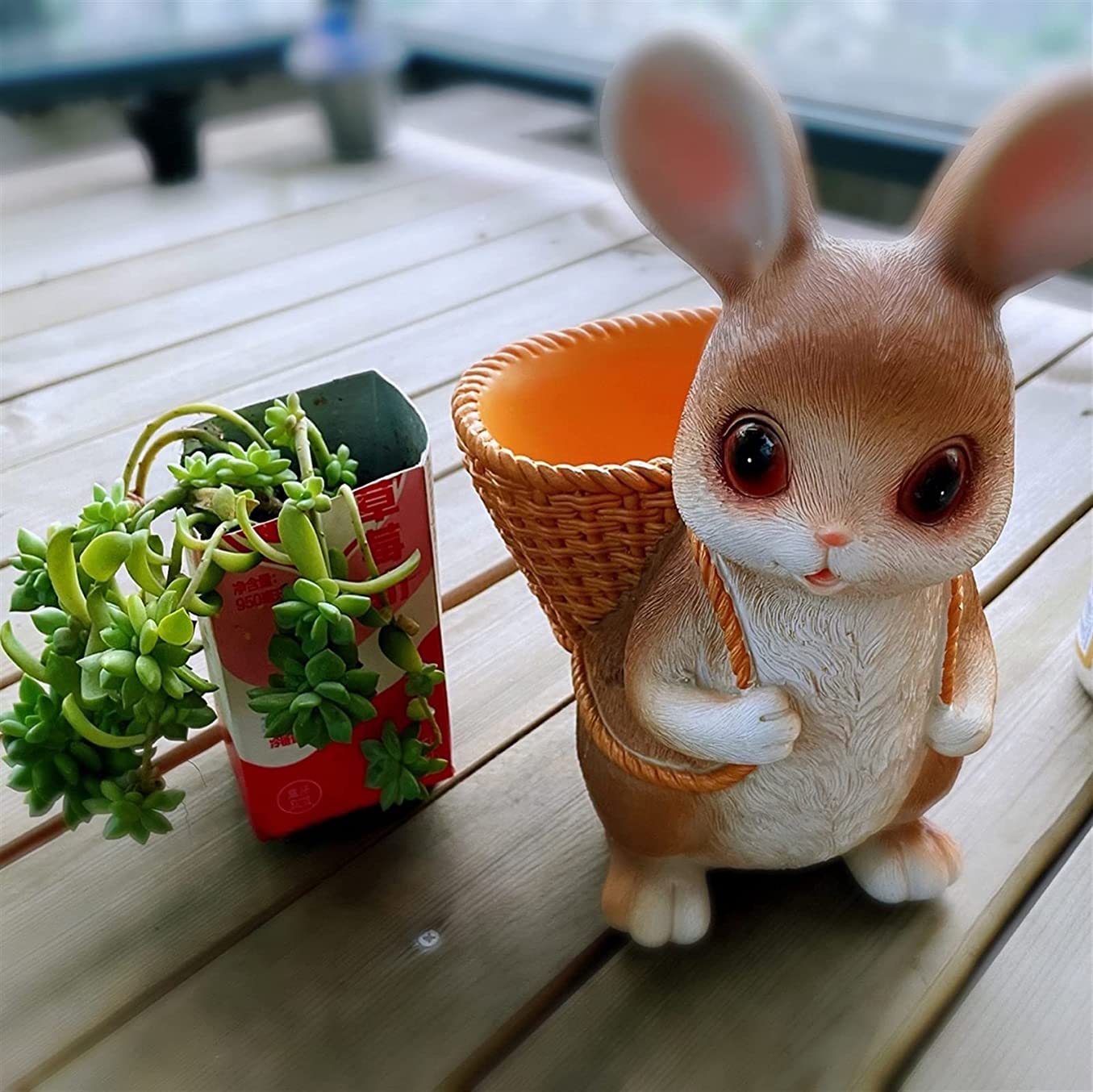 Rzeźba ogrodowa, uroczy królik, doniczka na sukulenty, króliczek, kosz do przenoszenia, statuetka na balkon, na zewnątrz, patio, ozdoba ogrodowa