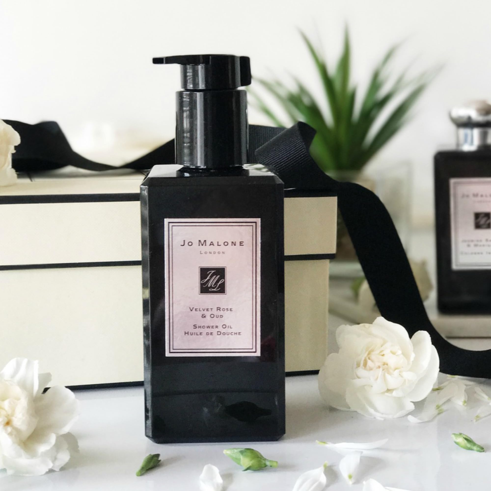 Amazon.com: Jo Malone Velvet Rose & Oud Shower Oil. 250 ml / 8.4