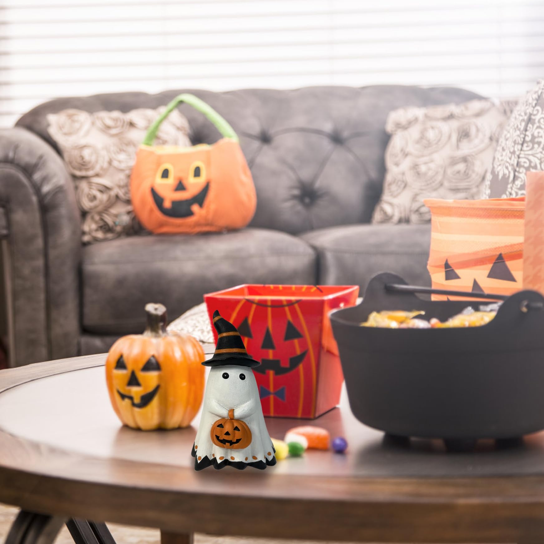 Decorazioni di Halloween, Decorazioni di fantasmi, Simpatica statua di fantasma di Halloween in piedi con zucca appuntita e in mano, ornamento spettrale resina di cartone animato per tavolo da scaffa