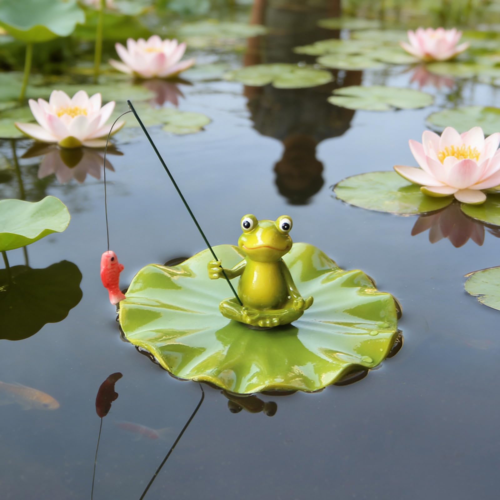 ESSECMBS Floating Fishing Frog Statue for Outdoor Pond Pool Decoration Creative Lotus Leaf Frog Resin Figurine for Fish Tank Ornament (Green, 11.4cm*11cm*11.8cm)