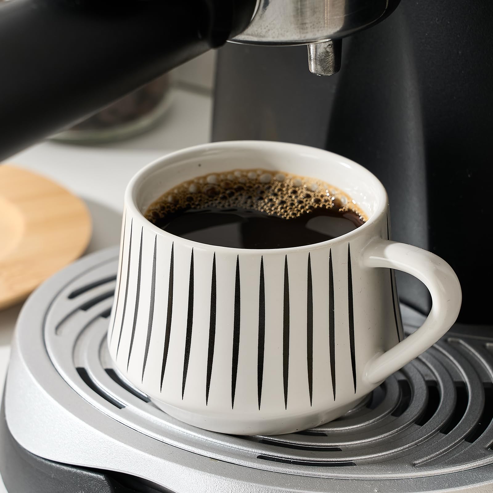 LUKA Juego de 6 tazas de café espresso de cerámica con platillos con soporte de metal, tazas de porcelana Demitasse de 4 onzas para té, espresso, latte, café, café moca, juego de 6, rayas blancas y