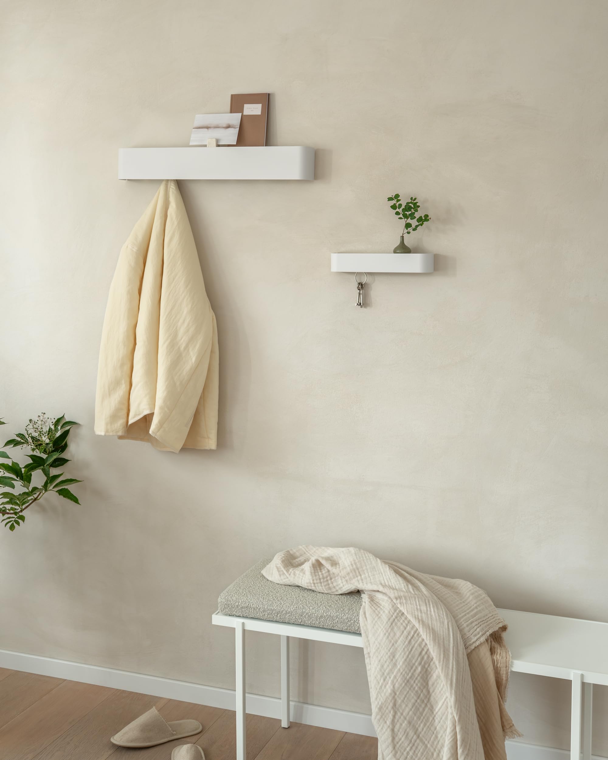 Kazai. Appendiabiti da parete design 'Tone' | Appendi abiti moderno con porta giacche da muro e mensola | Attaccapanni in metallo da ingresso | Bianco