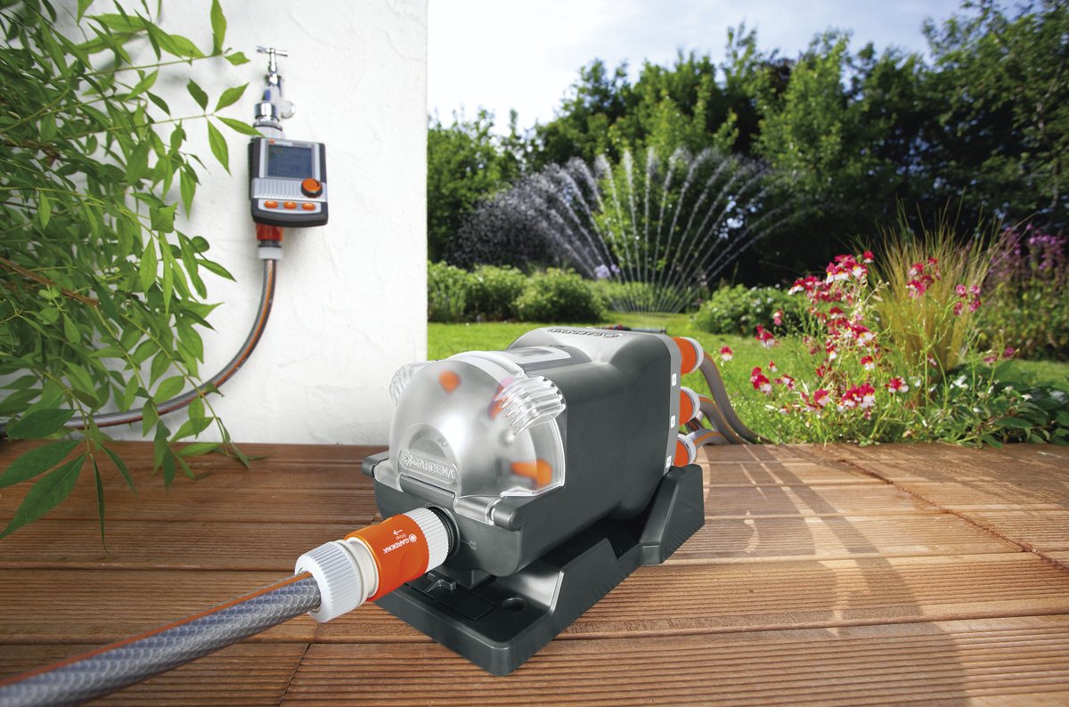Gardena Bewässerungssteuerung Master: und zeitsparende Bewässerung, 6 Zeitpläne, LCD-Display, Water Now-Funktion & Wasserverteiler Automatic: 6-Wege-Verteiler, Gewinde 3/4“ Außengewinde