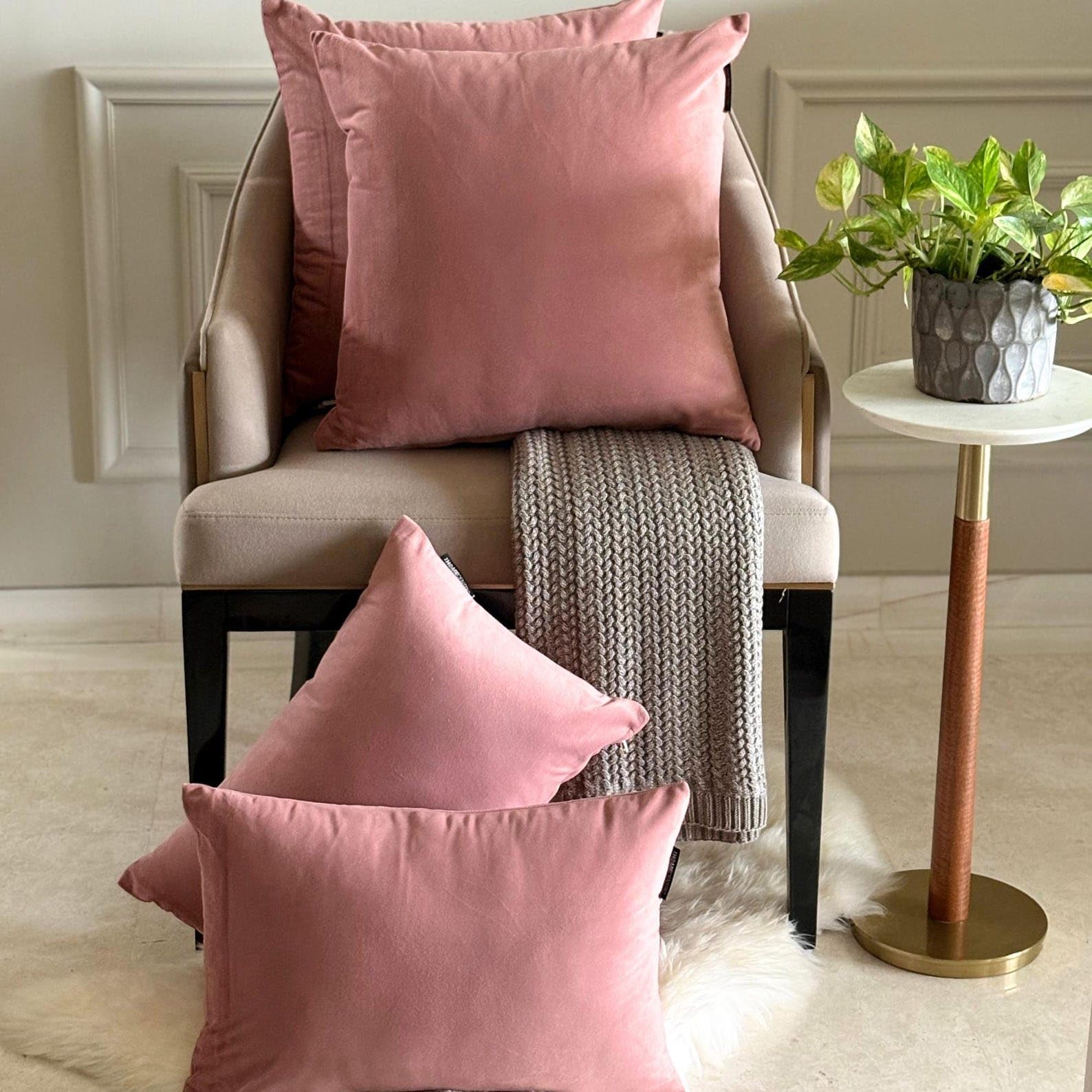 The HomeCentric Rose Blush Luxe Housses de Coussin 60x60 cm | Paquet de 2 Moderne Velours Housse de Coussin | Couleur Unie Taies d'oreiller pour canapé, Chambre et Salon - Blush Pink Velvet