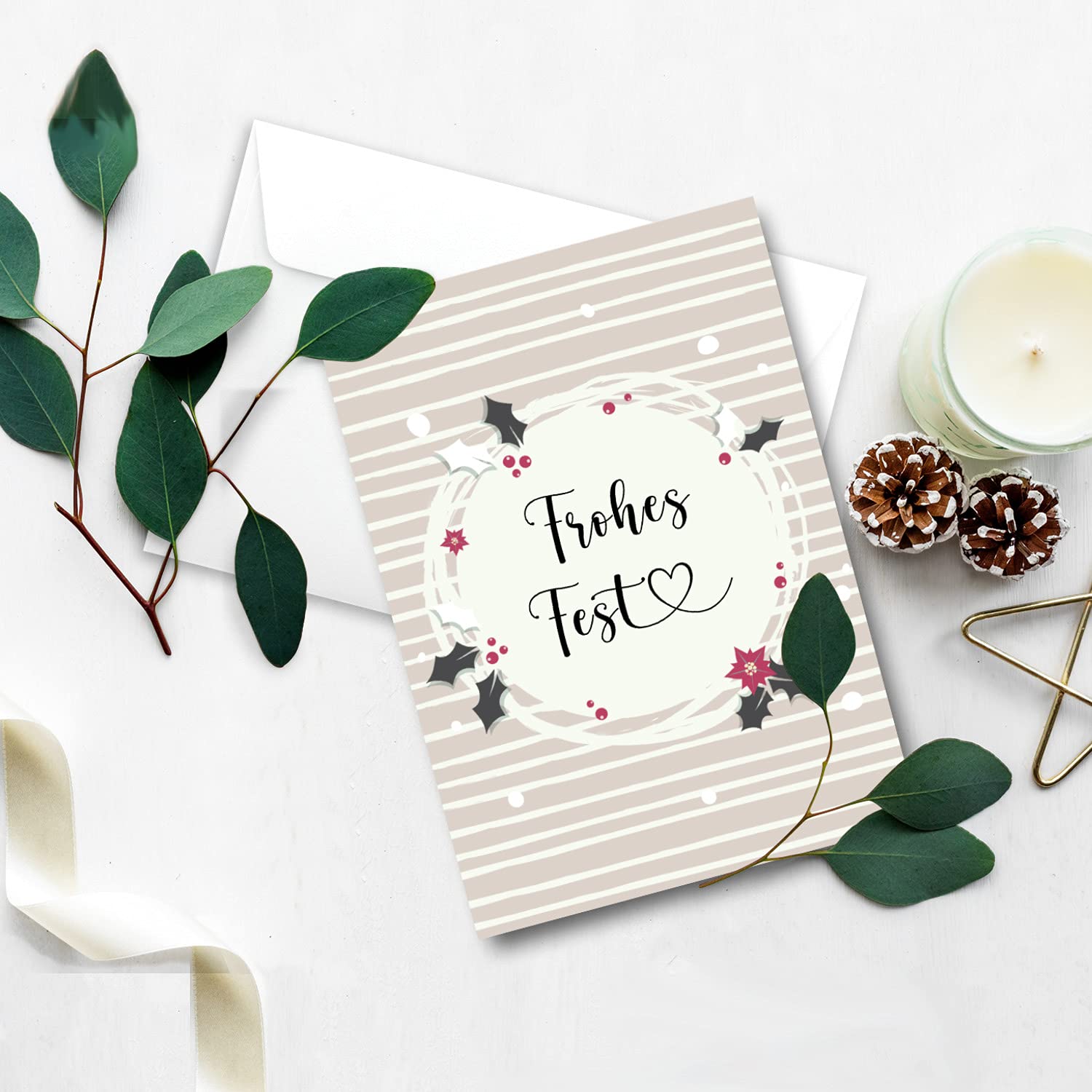 NEUSER PAPIER Juego de 75 tarjetas navideñas sostenibles DIN A6 en rosa viejo con acebo y texto - Tarjetas plegables con sobres a juego DIN C6 blanco con adhesivo