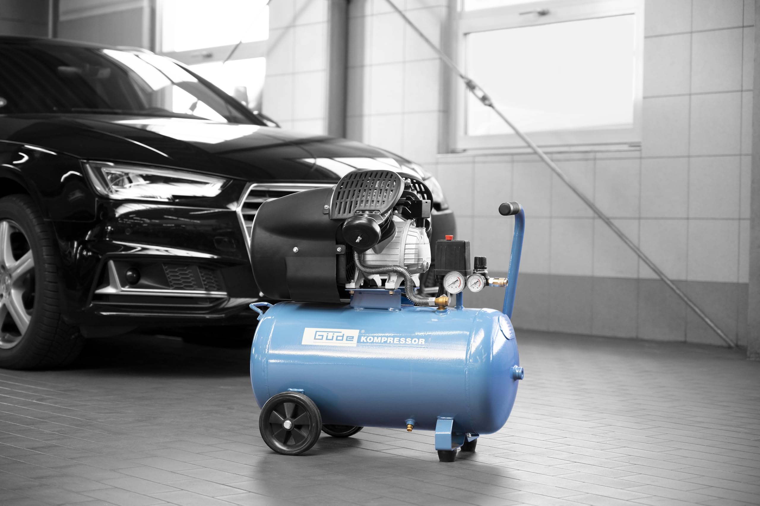Güde Compressore 405/10/50-230 Volt, caldaia da 50 litri, 2,2 kilowatt, pressione massima 10 bar, eff. quantità di consegna a 0 bar 250 l/min, 2 cilindri V lubrificati a olio, 2 manometri, 2 giunti