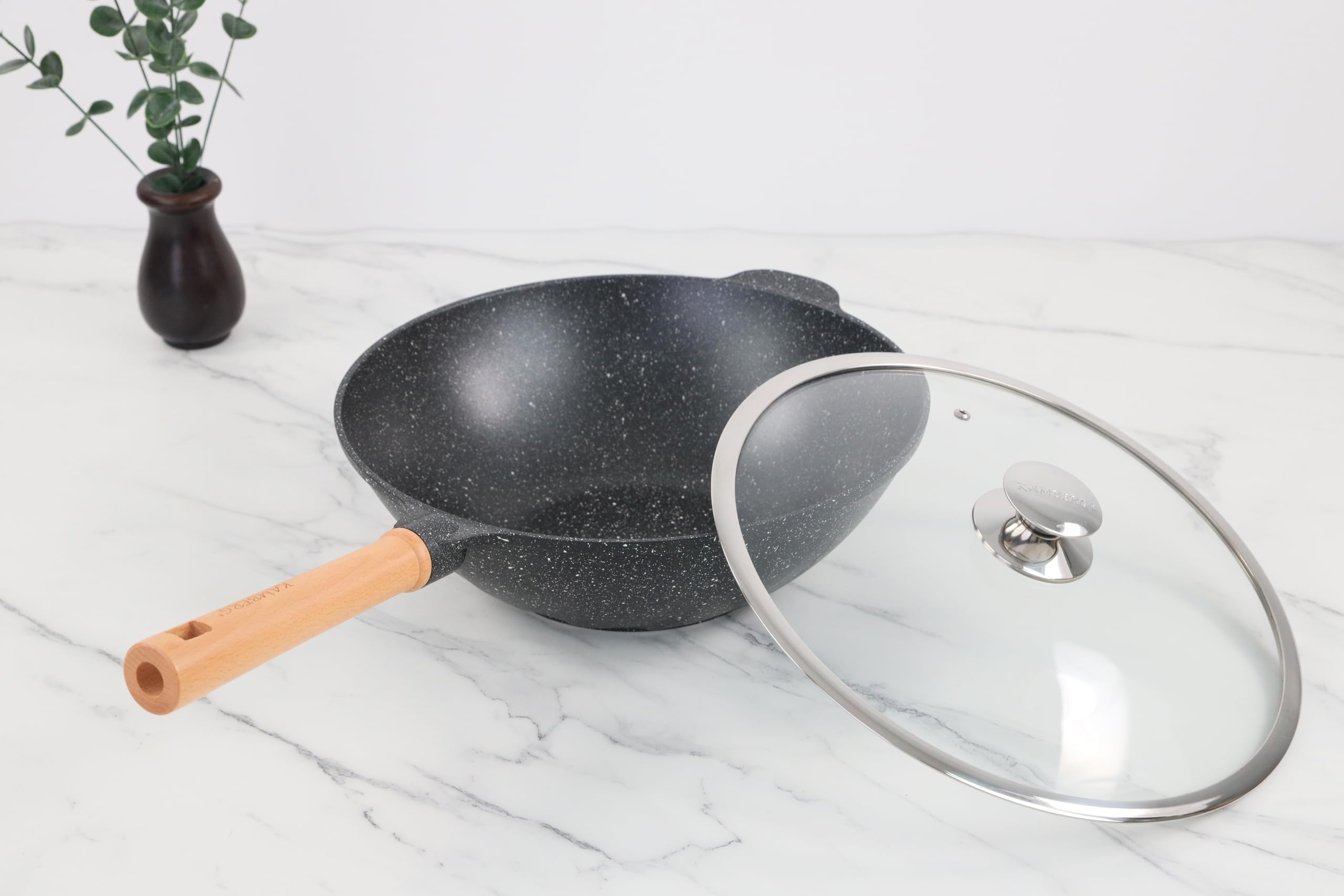 KAMBERG - Wok 32 cm - 5,0 litri - Manico fisso in legno - Ghisa di alluminio - Rivestimento in pietra - Coperchio in vetro - Tutti i fuochi inclusi induzione - Senza PFOA - 0008220