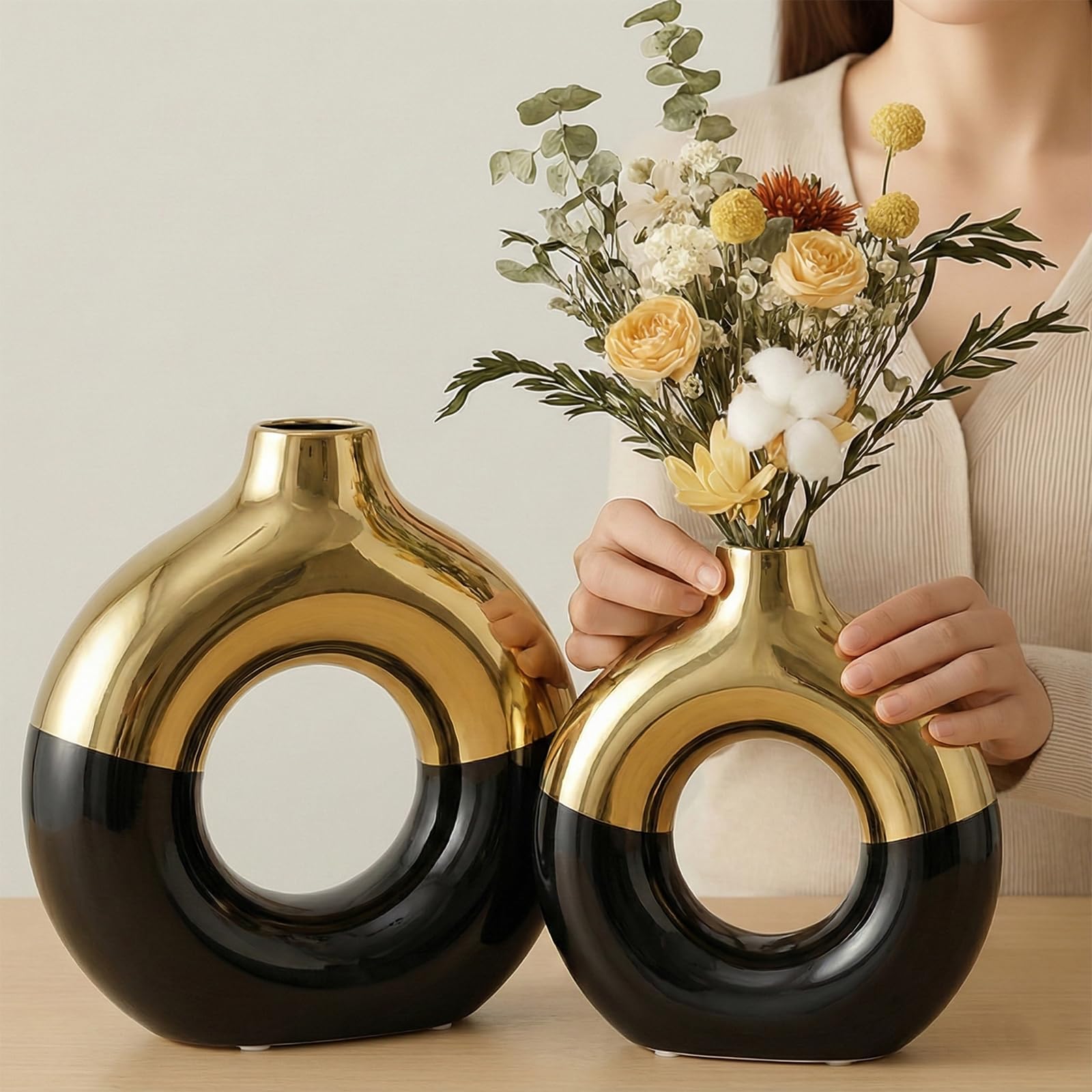 Schwarze und goldene Vase, Deko, Donut-Vasen, Set mit 2 Stück, runde Hohle Vasen, Moderne, Matte Keramikvasen für Eingangsbereich, Wohnzimmer, Schlafzimmer, Esstisch, Tafelaufsatz, Büro