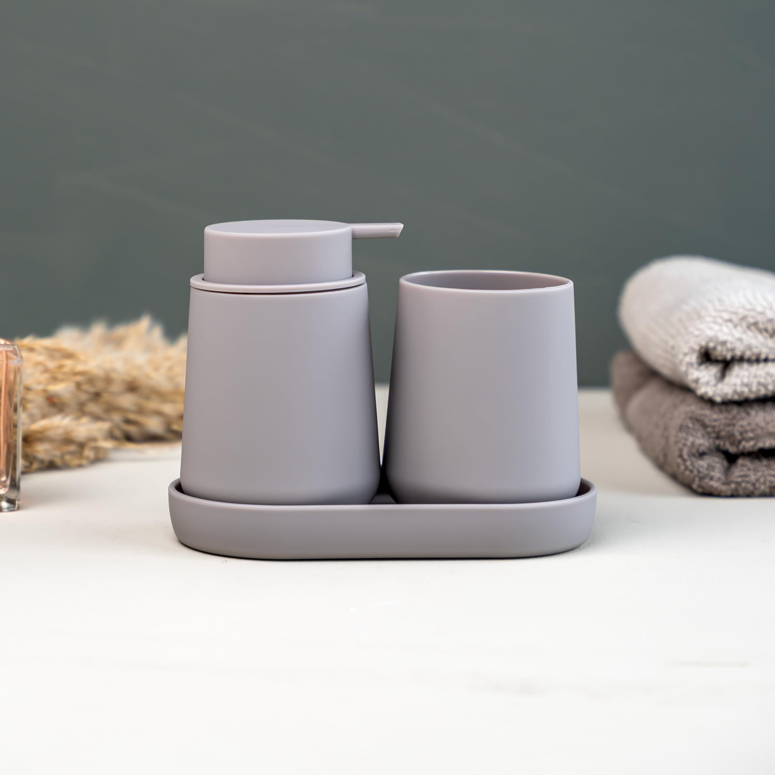 eluno TESERO - Set di accessori da bagno con superficie soft touch, 3 pezzi, composto da 1 dispenser di sapone, 1 tazza e 1 ciotola, ideale per bagno e cucina in plastica (tortora)