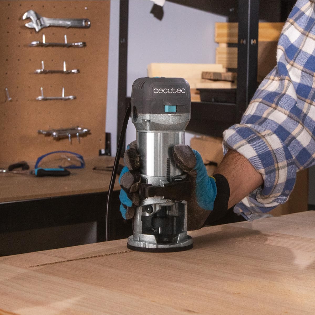 Cecotec Fresatrice Elettrica a Filo MultiShape 500. 710W, Include 5 Frese e Testine da 6mm 6,35mm e 8mm, Velocità e Profondità Regolabili, Corpo Alluminio, Design Ergonomico, Realizza Opere Perfette