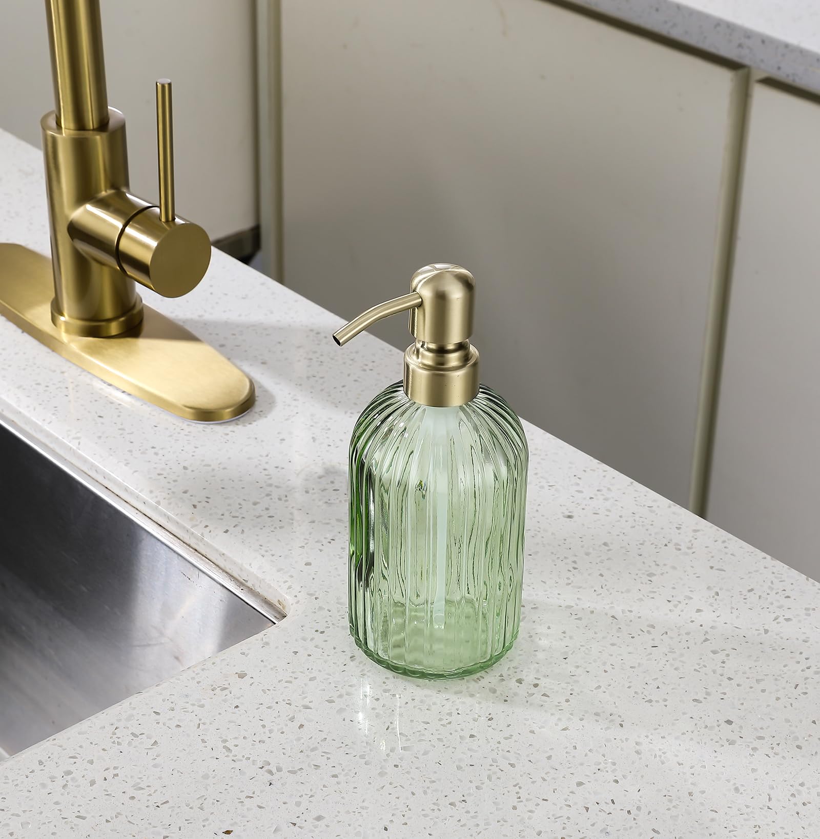 Seifenspender aus grünem Glas mit rostfreier Edelstahl-Pumpe, 473 ml, grüne Streifen, Badezimmer-Handspender, Lotionspender mit gebürsteter Goldpumpe, gebürstetes Goldglas, Seifenspender, 2 Packungen