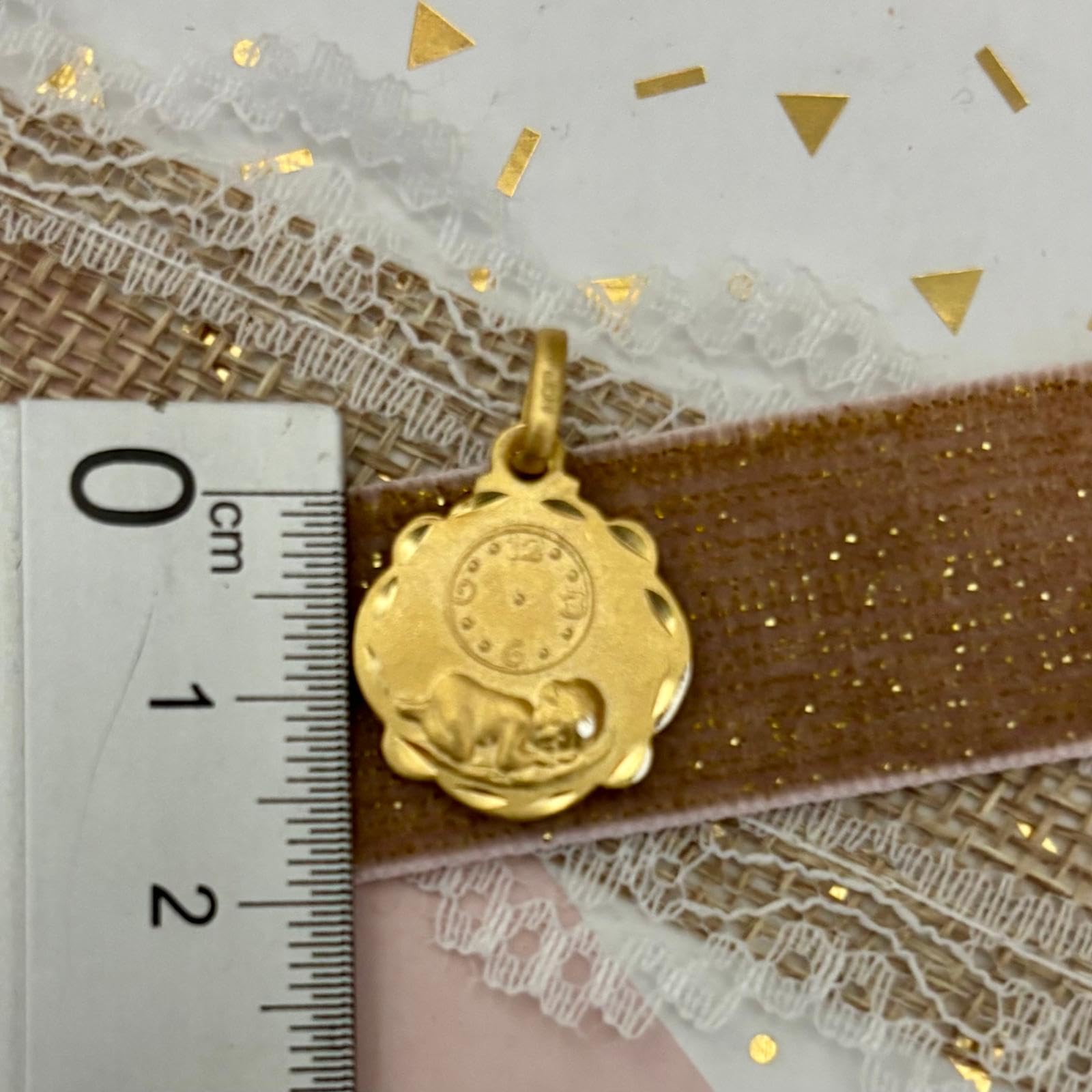 Medal narodzin z zegarkiem, srebro próby 925 pozłacane, tłoczony wzór dla niemowląt, 16 x 20 mm, z pudełkiem prezentowym