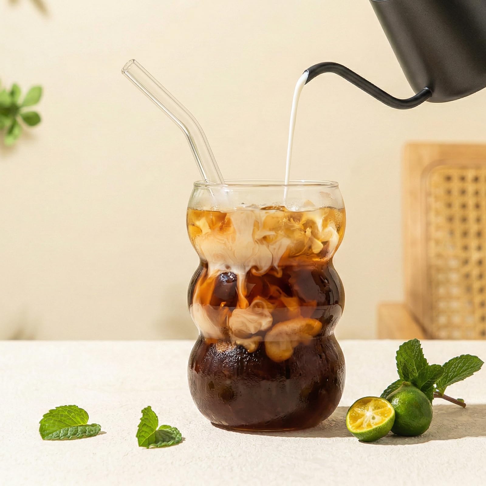 VITEVER Latte Macchiato Set di 4 bicchieri da caffè con coperchio, lavabili in lavastoviglie, bicchieri da 550 ml, bicchieri da long drink, bicchieri da cocktail, spazzola e cannuccia