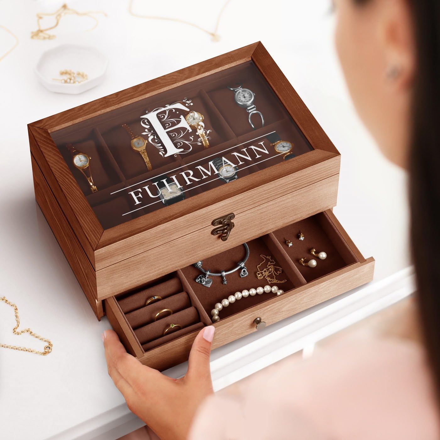 Maverton Uhrenbox mit Gravur - braune Uhren Aufbewahrungsbox für 8 Uhren mit Glasdeckel und Schublade für Schmuck - funktionale Schmuckschatulle für Frauen und Paar - 30x20x12,5cm - Monogramm | Schmuckkästchen mit 8 Fächern und Schublade, für Geburtstag,