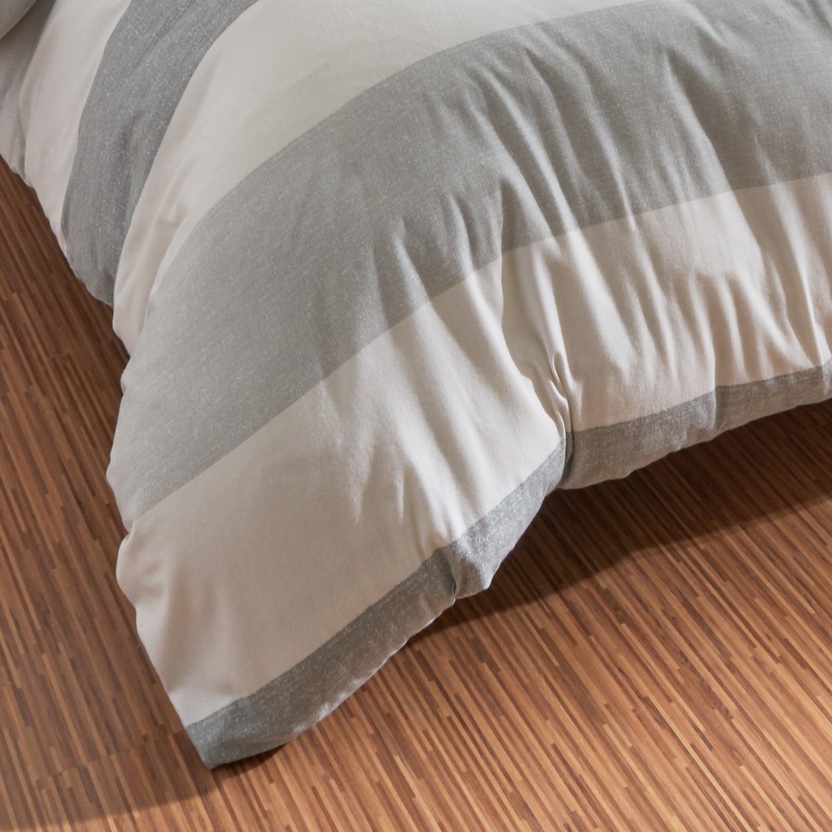 Traumschlaf – Biber Bettwäsche Set – Bettgarnitur aus 100% Baumwolle mit Reißverschluss (Bettbezüge Streifen Grau) 135x200 cm + 80x80 cm