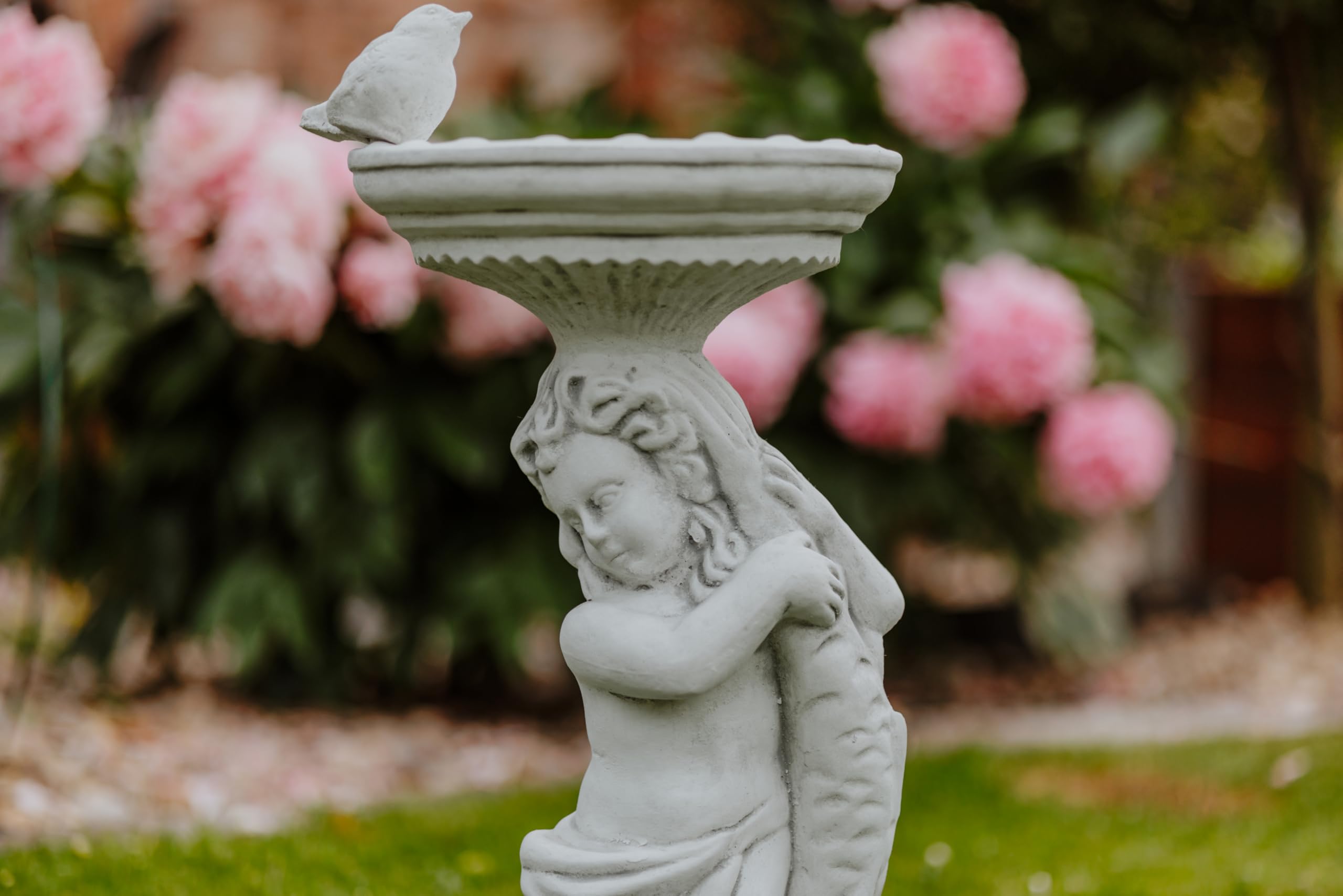 gartendekoparadies.de Chłopiec z dużym poidłem dla ptaków, kamienna figurka wys. 54 cm, 18 kg, szara, odporna na mróz z odlewu kamiennego do użytku na zewnątrz